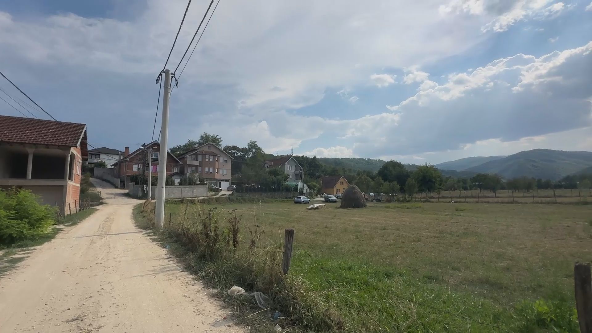 Ne možemo da verujemo šta se desilo, nezamilsiva tragedija: Meštani naselja Mur u šoku nakon zločina, ovo je kuća u kojoj je muškarac ubio svoju suprugu pa izvršio samoubistvo (FOTO)(VIDEO)
