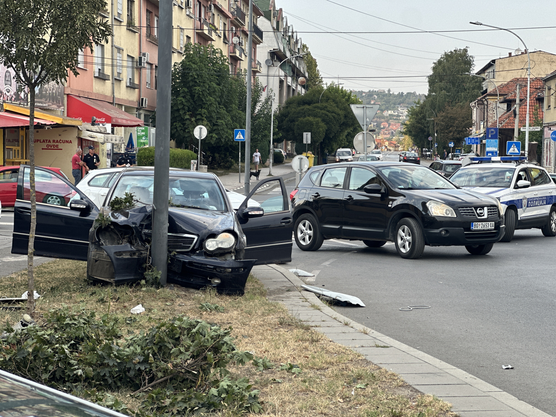 Haos u Čačku: Vozač mercedesa izgubio kontrolu i udario u banderu, ekipa Hitne pomoći ga reanimirala pa prevezla u bolnicu (FOTO)