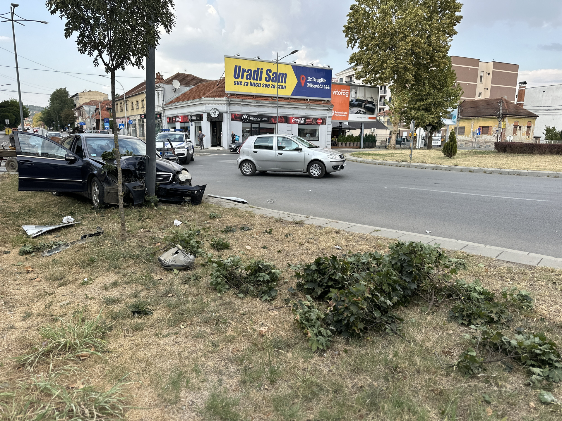 Doživeo srčani udar tokom vožnje: Muškarac koji je udario u betonski stub u centru Čačka preminuo u bolnici