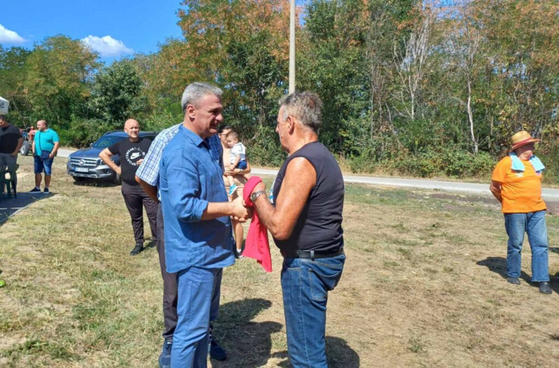 Selo puno dece i vrednih voćara, ovo im je od velike važnosti: Stigao asfalt u prestonicu srpske kasjsije, meštani zaseoka u Miokovcima na ovo su dugo čekali 
