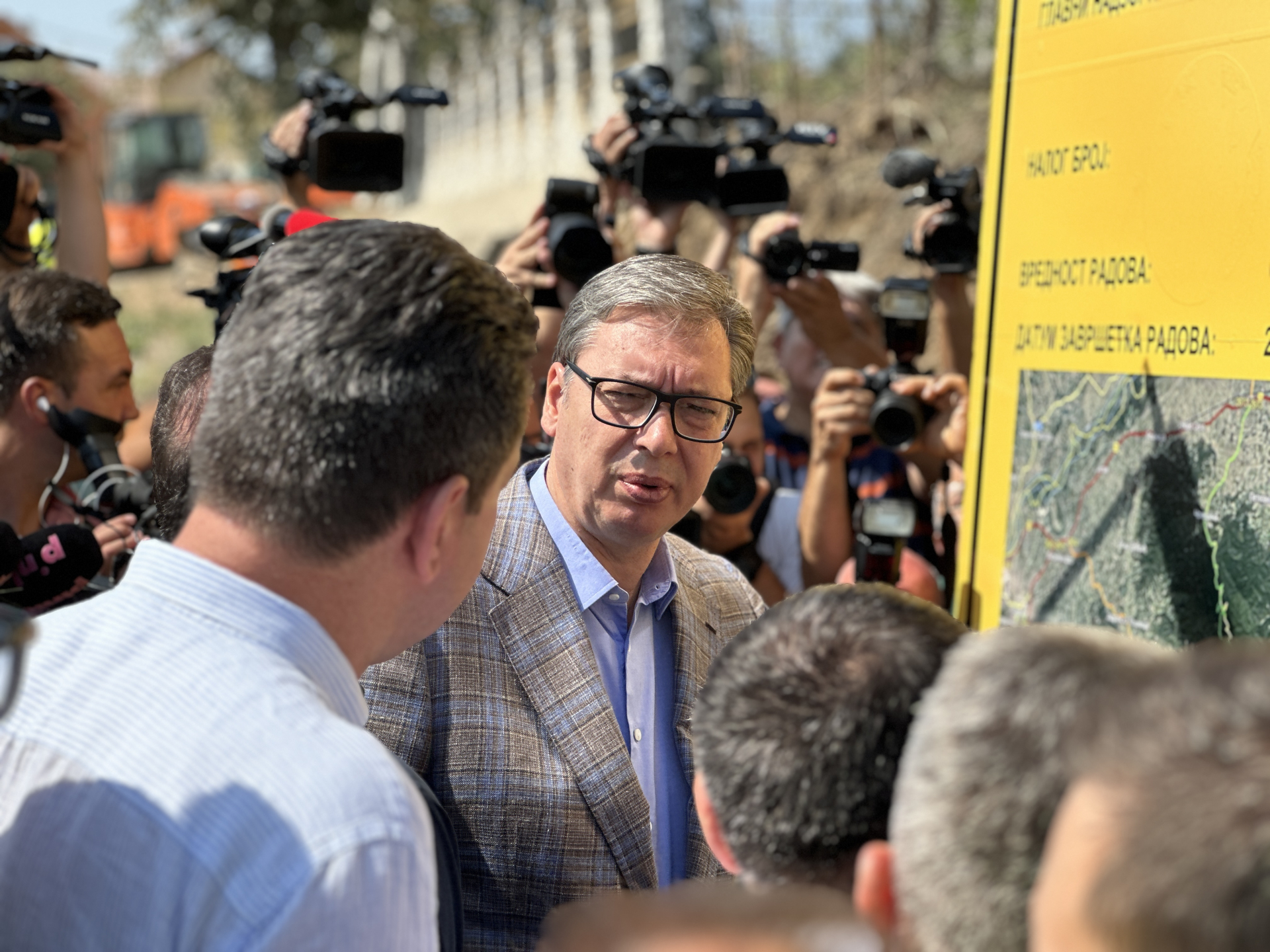Vučić stigao u Loznicu: Obilazi put Bojići - Tekeriš koji se rekonstruiše nakon pola veka i kaže - deonica će vratiti ljude u ovaj kraj (FOTO)