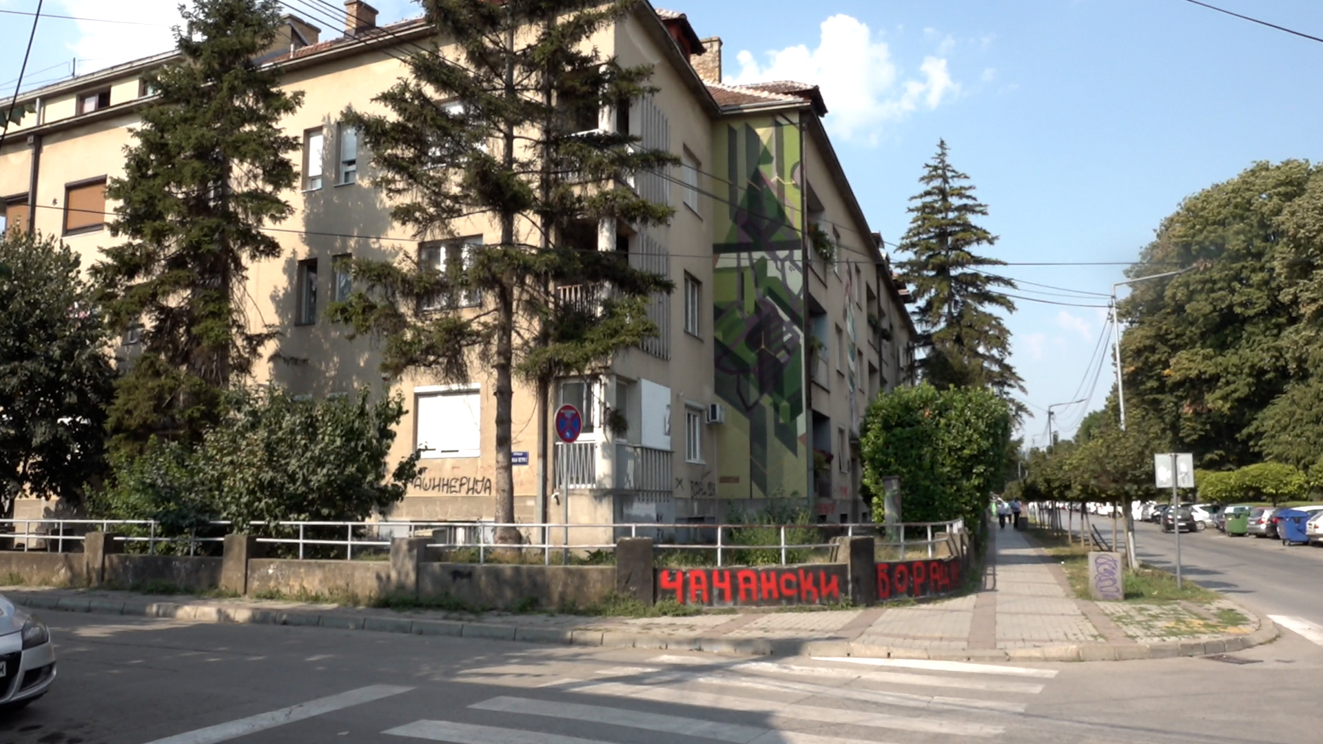 Živeo u strogom centru grada u ovoj zgradi, a bio izbačen iz Gimnazije zbog neverovatnog razloga: Čačak i Čačani tuguju za rok velikanom, svi se slažu u jednom - bio je genijalan (FOTO)(VIDEO)