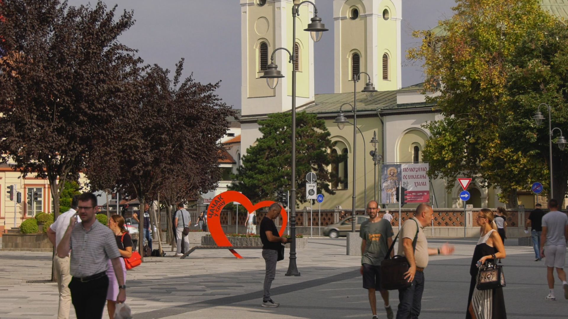 Zastave na pola koplja, nema muzike po kafićima: Čačak tuguje za Borom, danas je u njegovom rodnom gradu proglašen Dan žalosti (FOTO)(VIDEO)