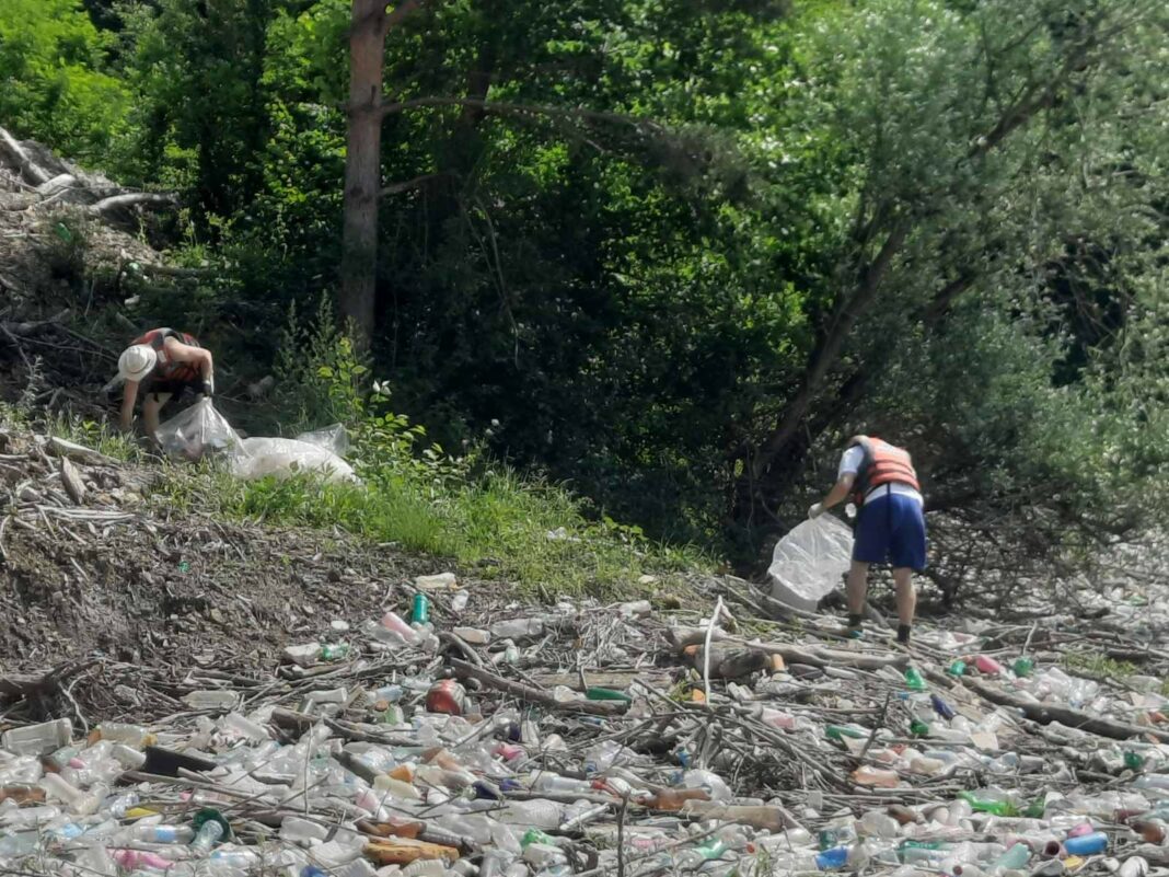 Sramota u Novom Pazaru: Bacali smeće u korito reke, komunalna milicija ih zatekla na delu i pisala kazne
