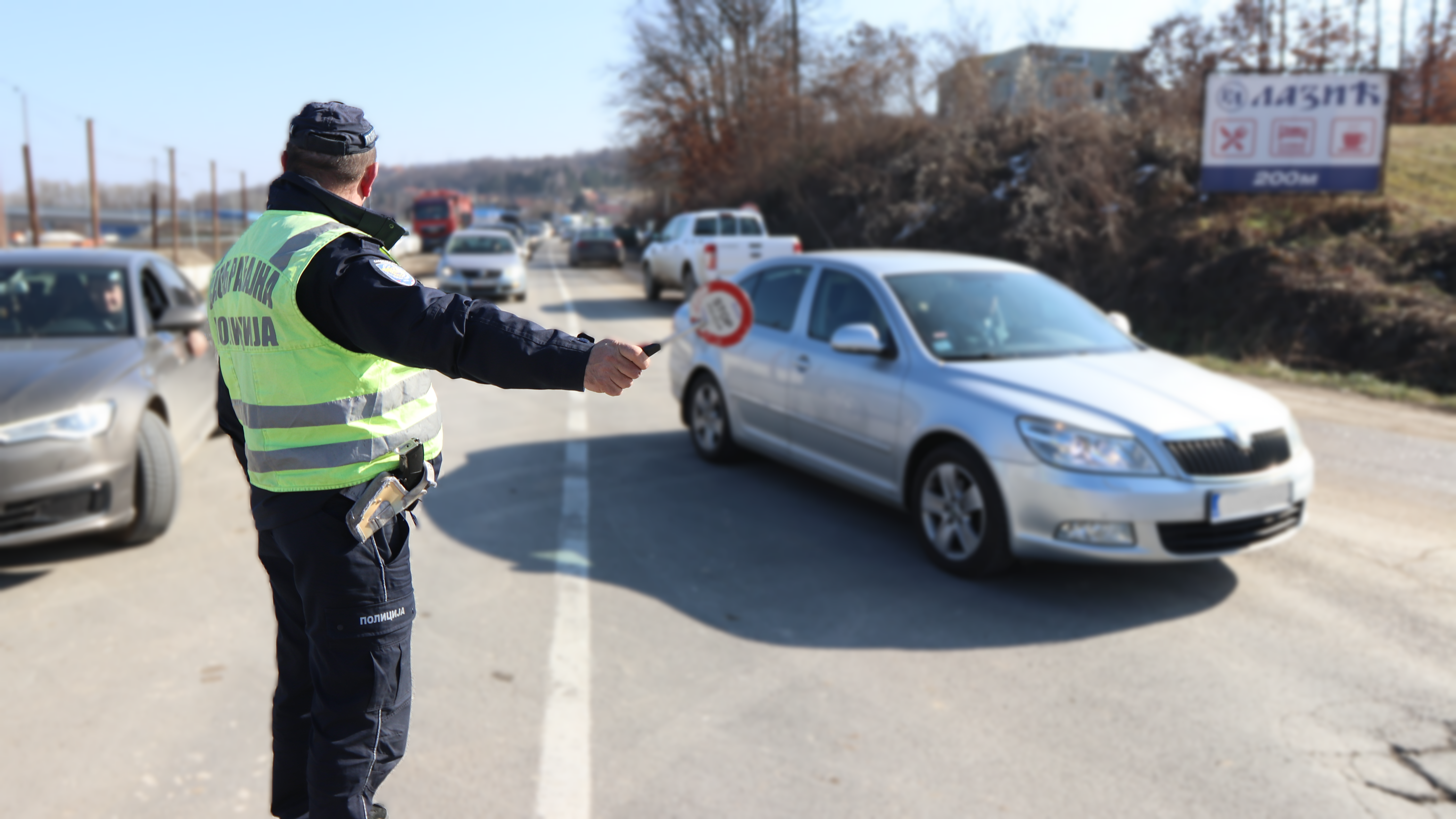 Sprečena tempirana bomba na ulicama Topole, saobraćajci u neverici zbog vozača golfa: Naduvao preko tri ipo promila, odmah poslat na trežnjenje