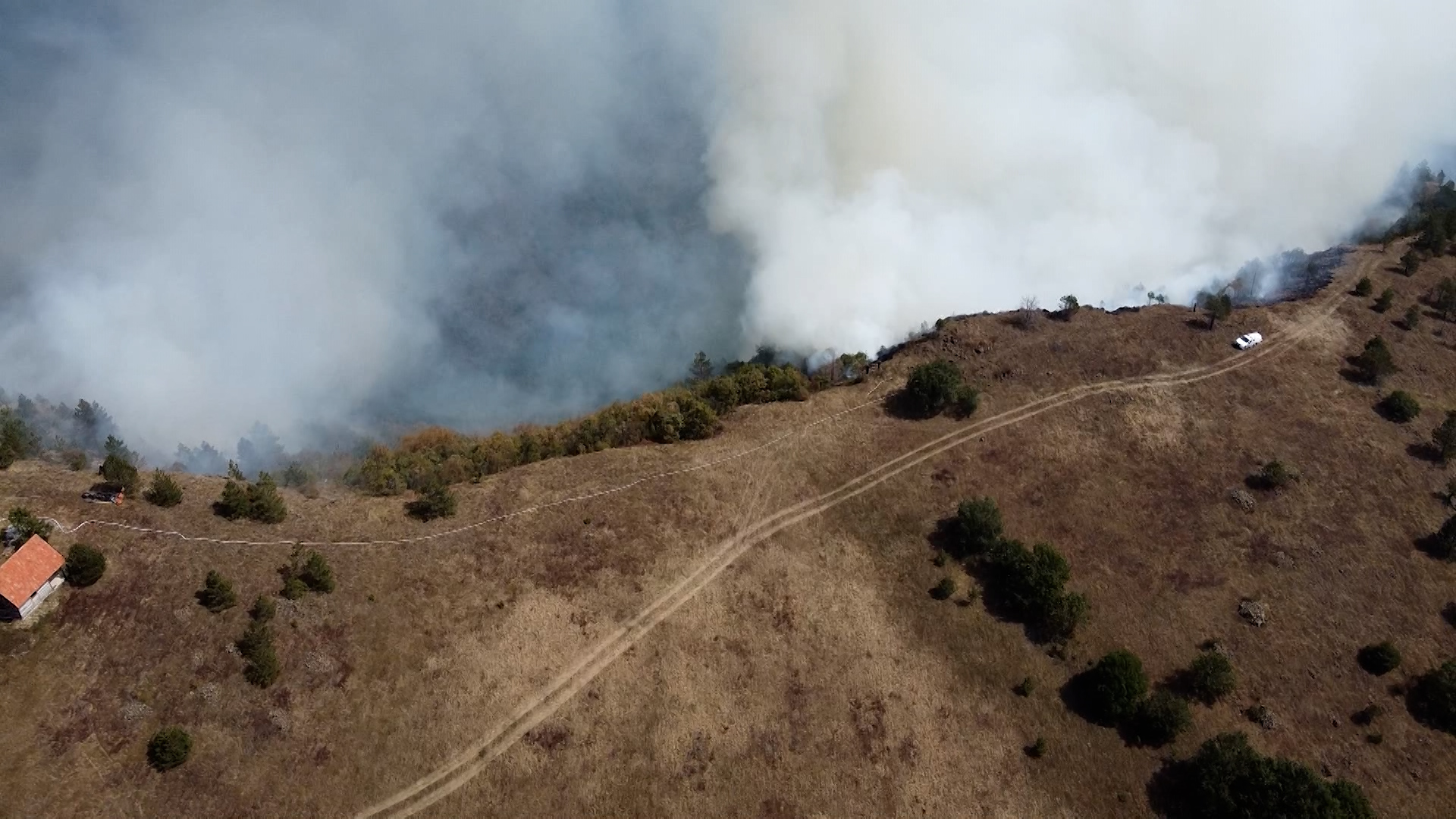 Alarmantno stanje u kanjonu Uvca, požar se sve više širi: Vatrena stihija zahvatila preko 100 hektara niskog rastinja i suve trave, sve raspoložive ekipe na terenu (FOTO)(VIDEO)