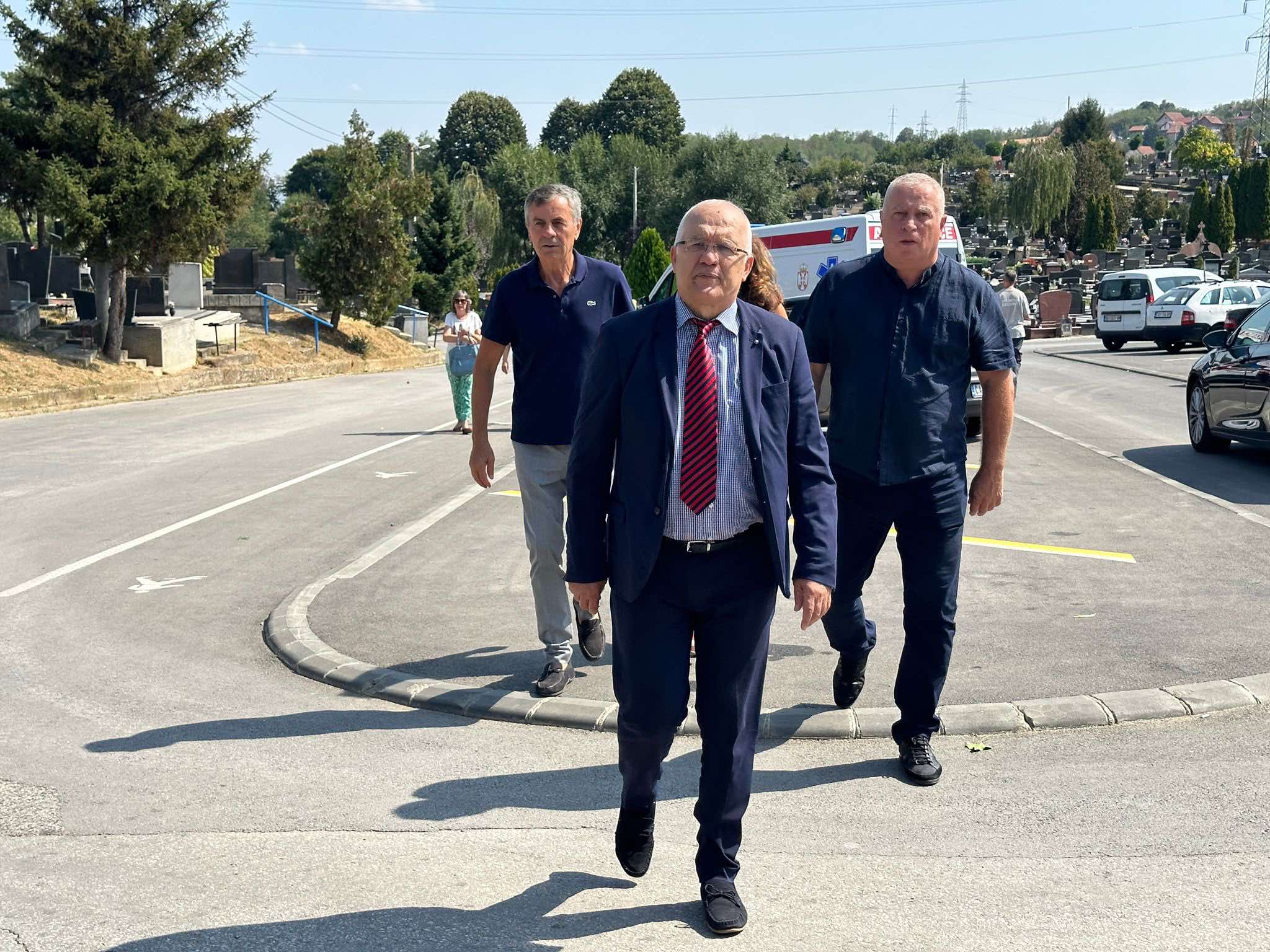 Poslednji ispraćaj legende: Sahrana Bore Đorđevića na Gradskom groblju u Čačku, stigao i njegov veliki prijatelj Bajaga (FOTO)