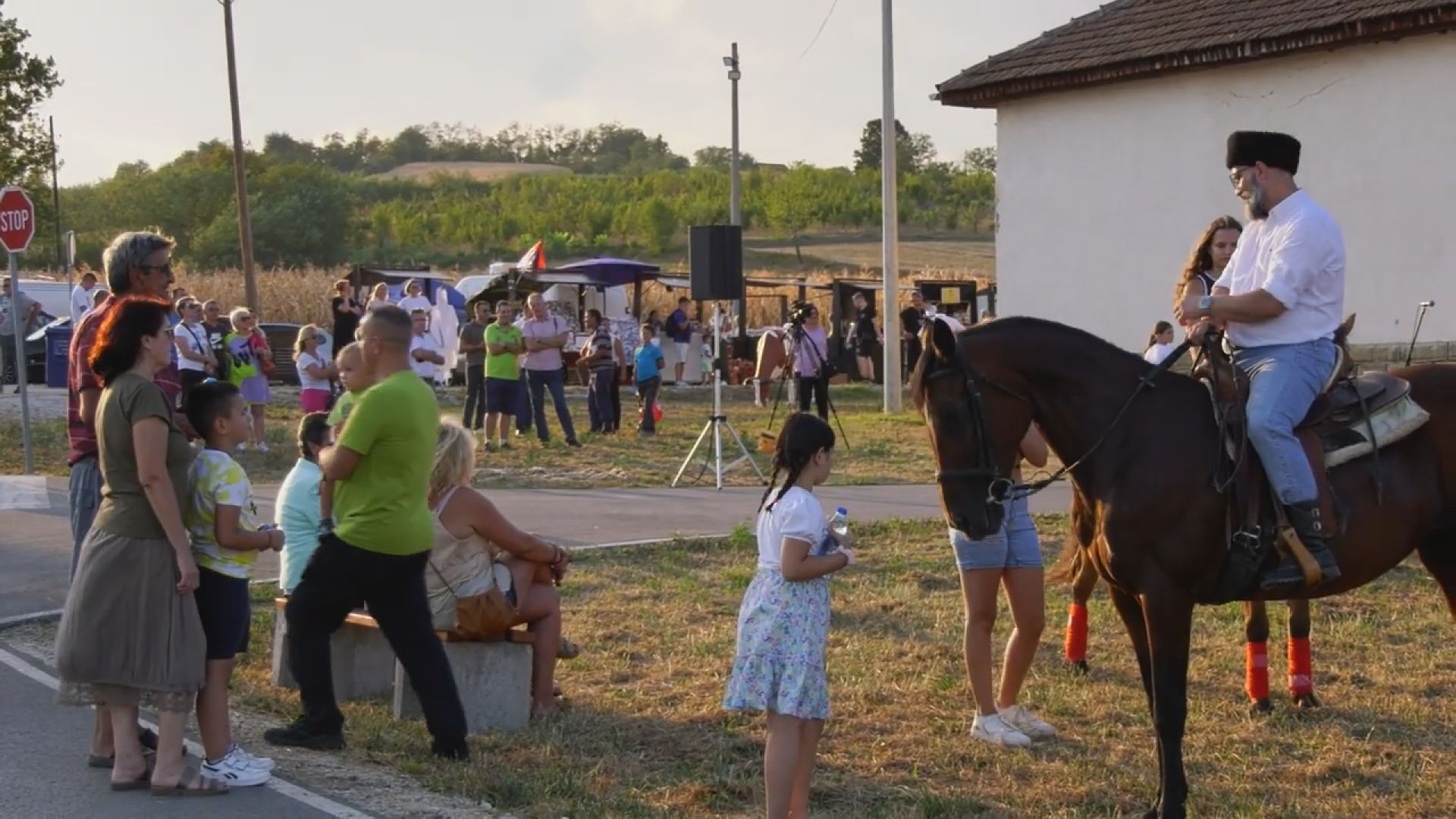 Ljudi su kupovali na stotine kilograma sira: Ovo je najveći sajam belog mrsa u Srbiji, Mlečni put u selo Gornja Gorevnica doveo na hiljade posetilaca - organizatori oduševljeni (FOTO)(VIDEO)