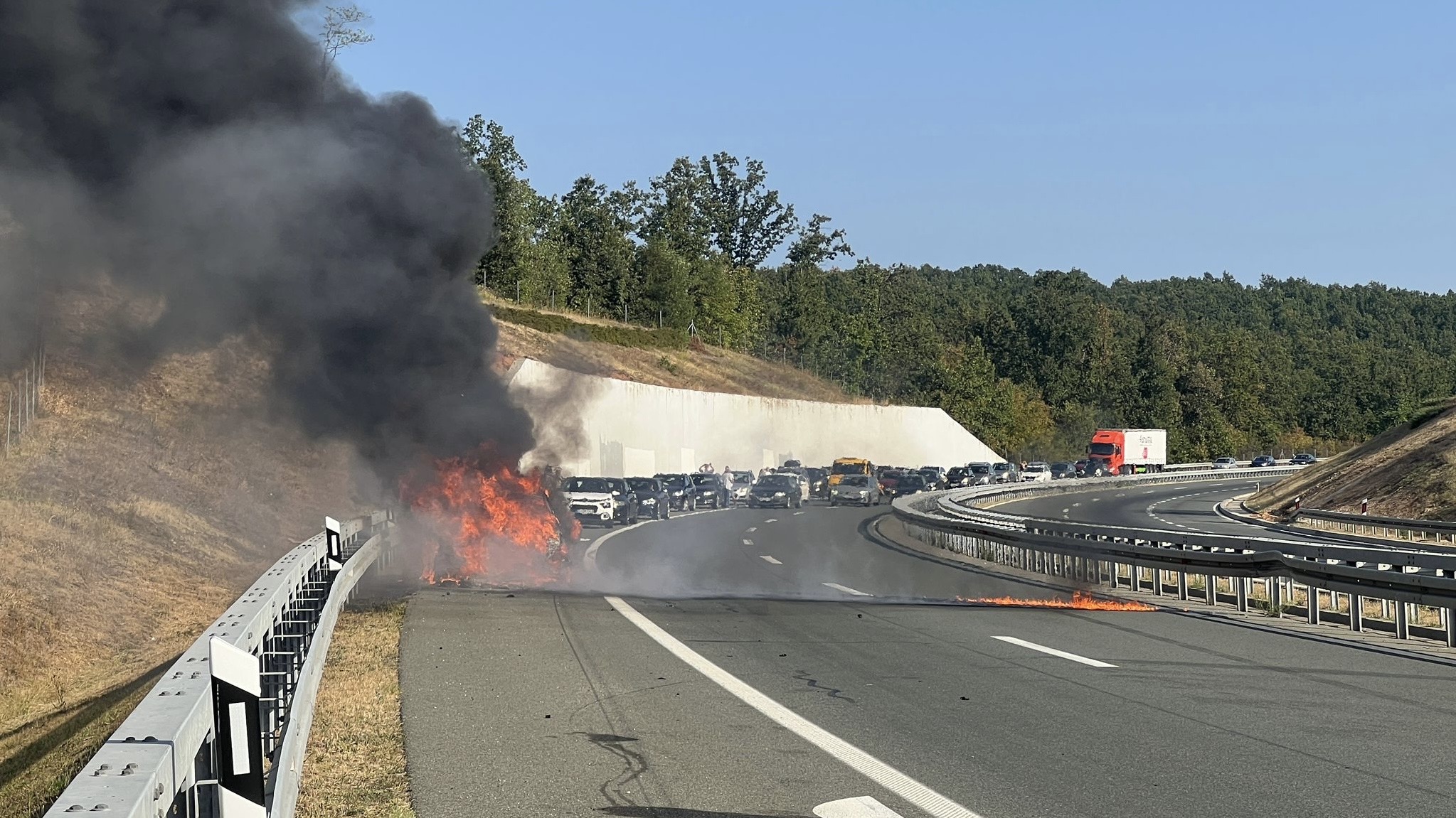 Zapalio se bmw na auto-putu Miloš Veliki / foto: RINA