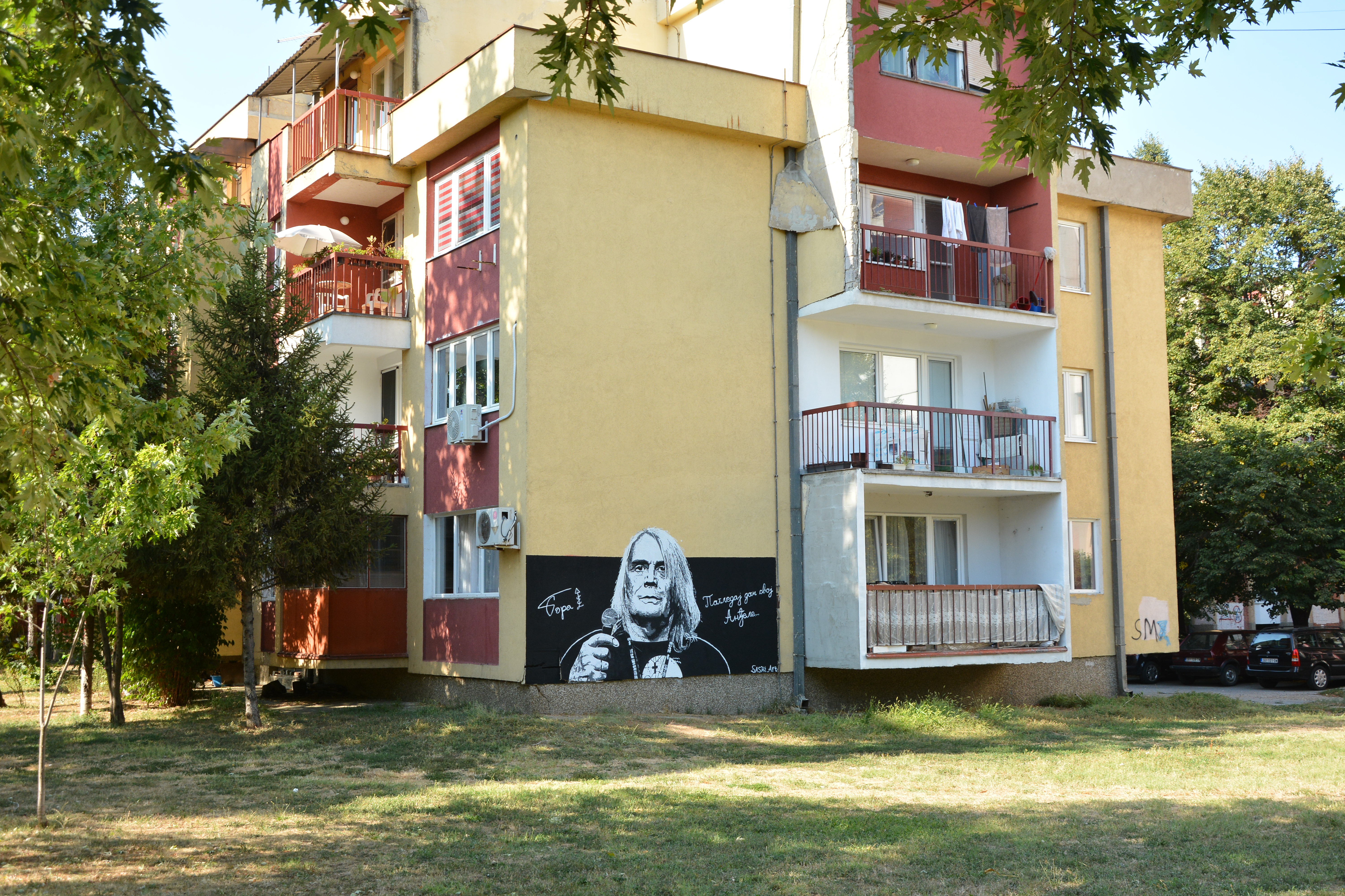 Mural sa likom Bore Čorbe za rekordna tri dana urađen u Jagodini: Sava je talentovani mladi umetnik, ispunio očevu želju i na zgradi oslikao najveću rok legendu - pohvale i zahvalnost stižu sa svih strana (FOTO)