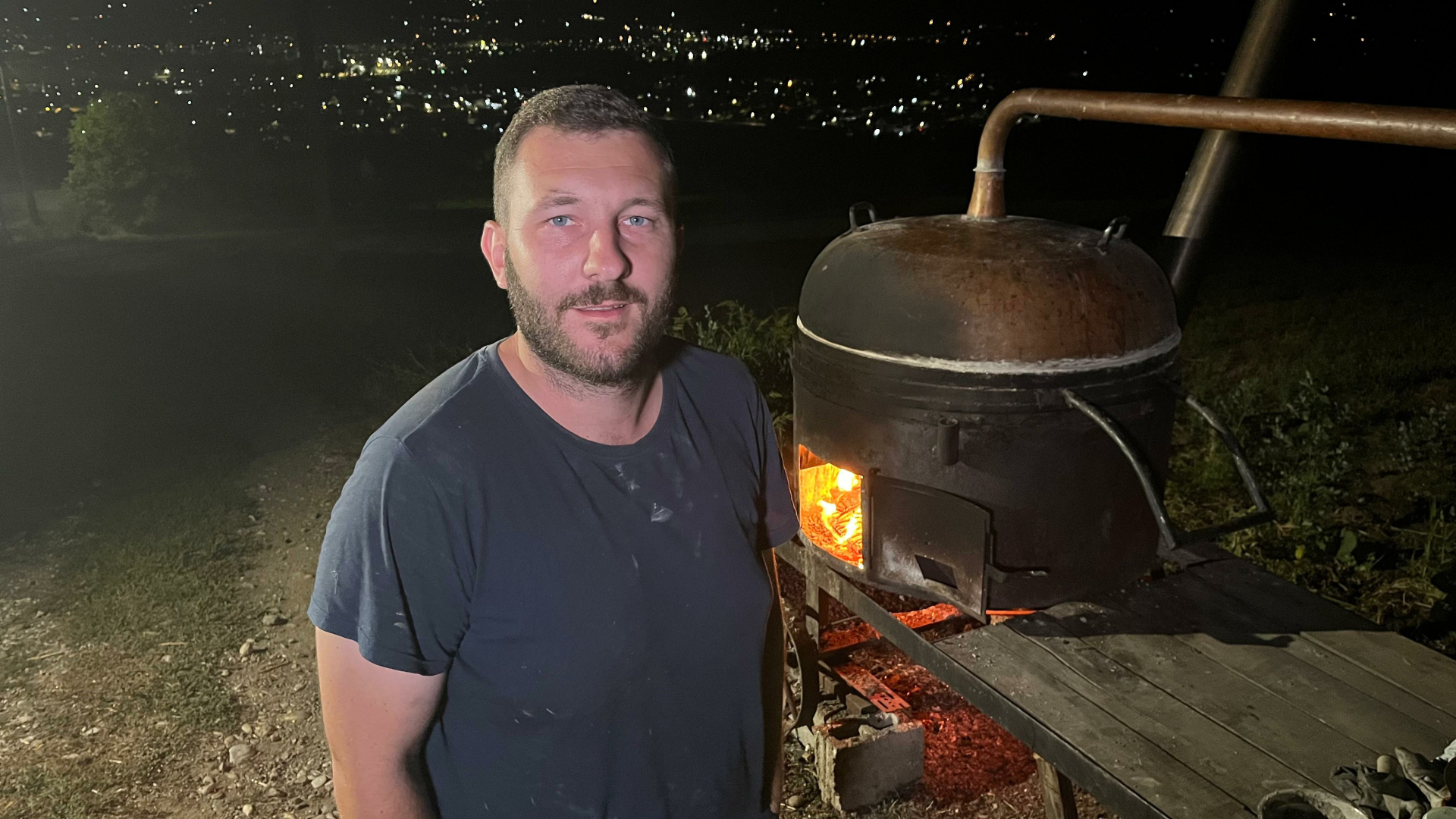 Peče deda, pečem ja - pekli smo obadva: Podloženi kazani za rakiju širom Zapadne Srbije, Stefan je ovaj u Srba sveti zanat naučio od svog dede i sada i sam ume da napravi ljutu prepečenicu (FOTO)