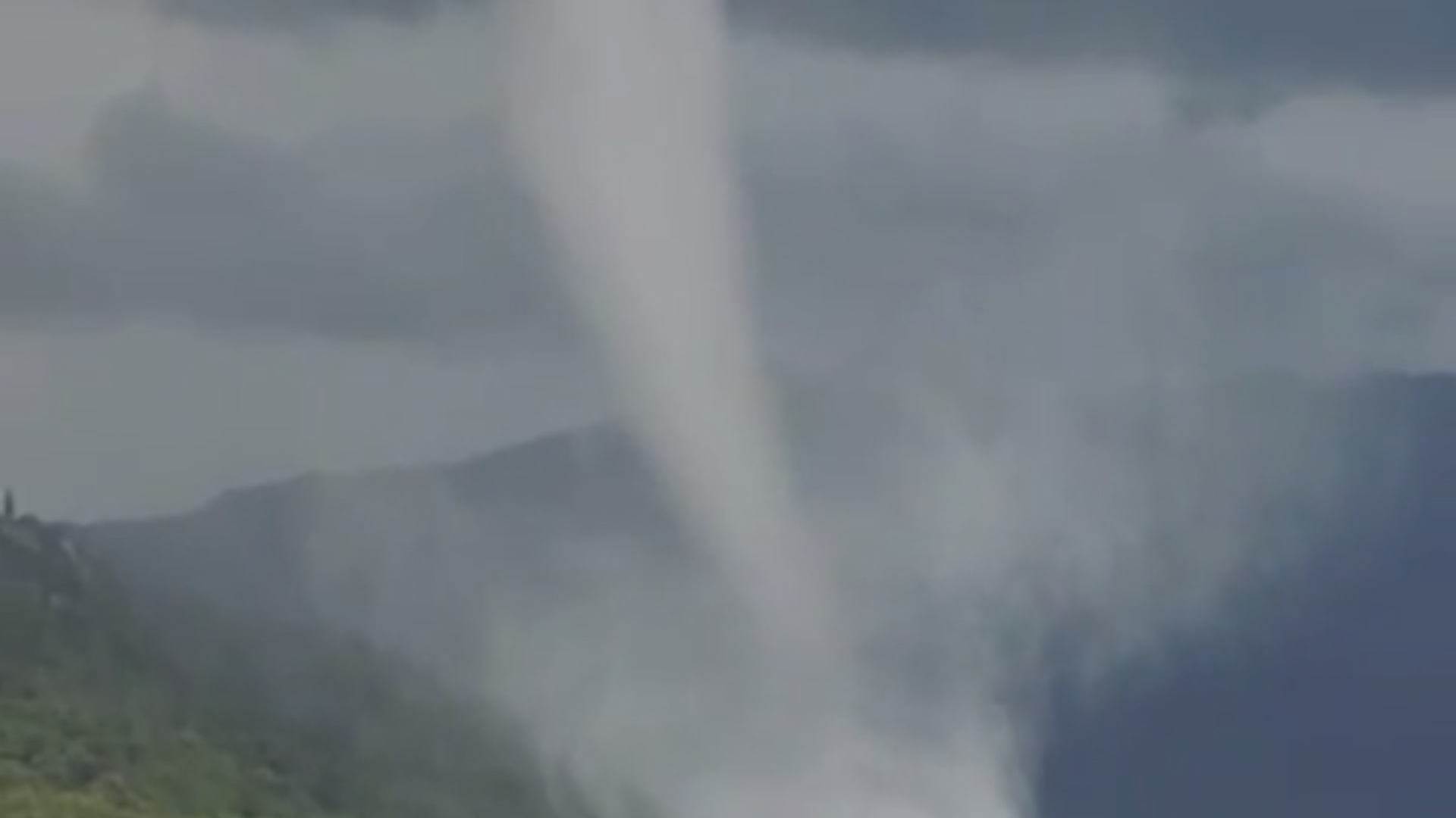 Odjednom se nebo zacrnelo, a vetar je počeo da nosi sve: Zastrašujuće slike nevremena u Hrvatskoj, zabeležene dve pijavice na primorju (FOTO)(VIDEO)