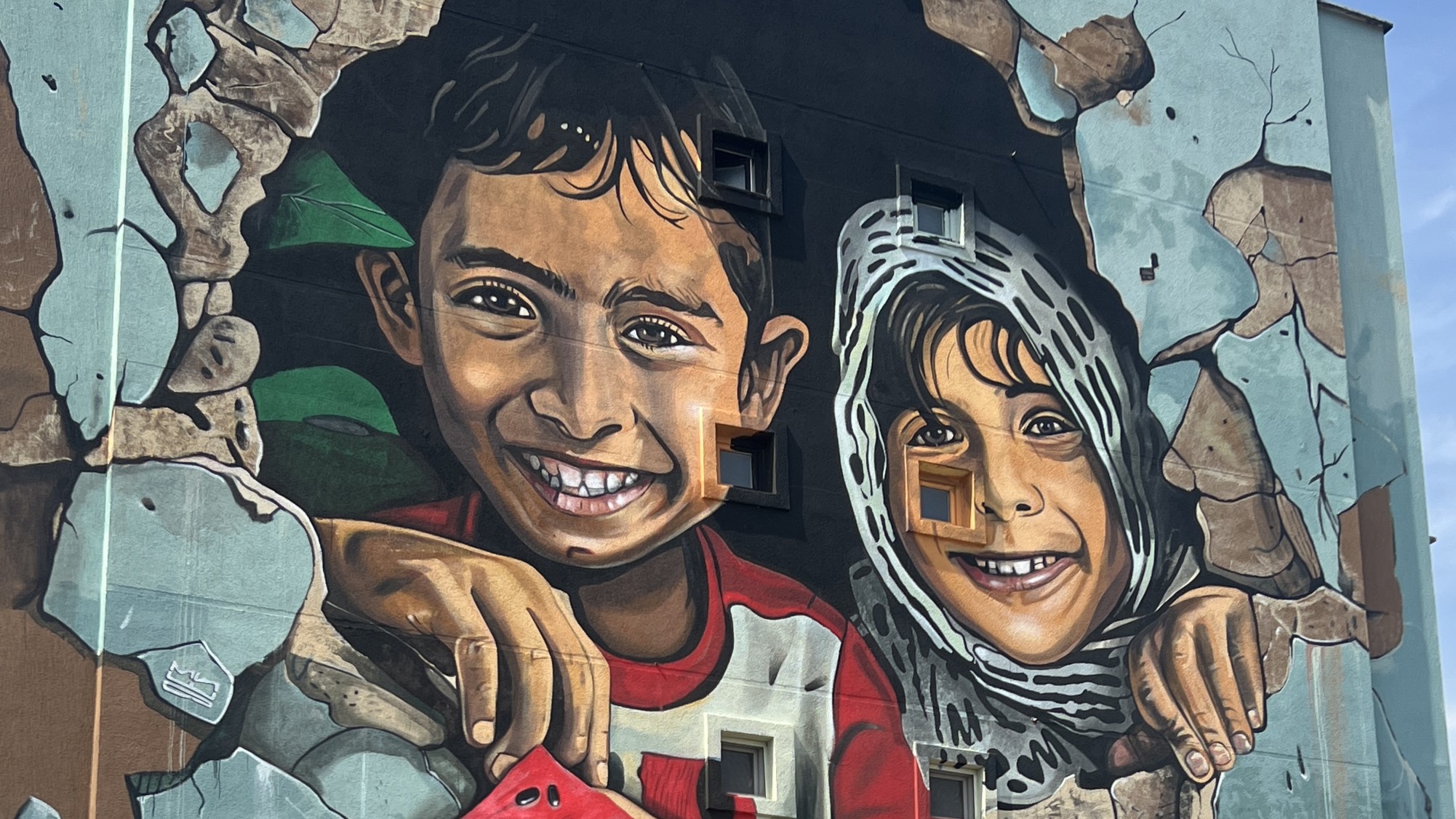 Ovo je mural o kom priča čitav region: Mišo iz Podgorice neverovatno oslikao likove palestinske dece sa osmehom na licu - sve rađeno volenterski i dobrovoljno, građani pomagali koliko su mogli (FOTO)