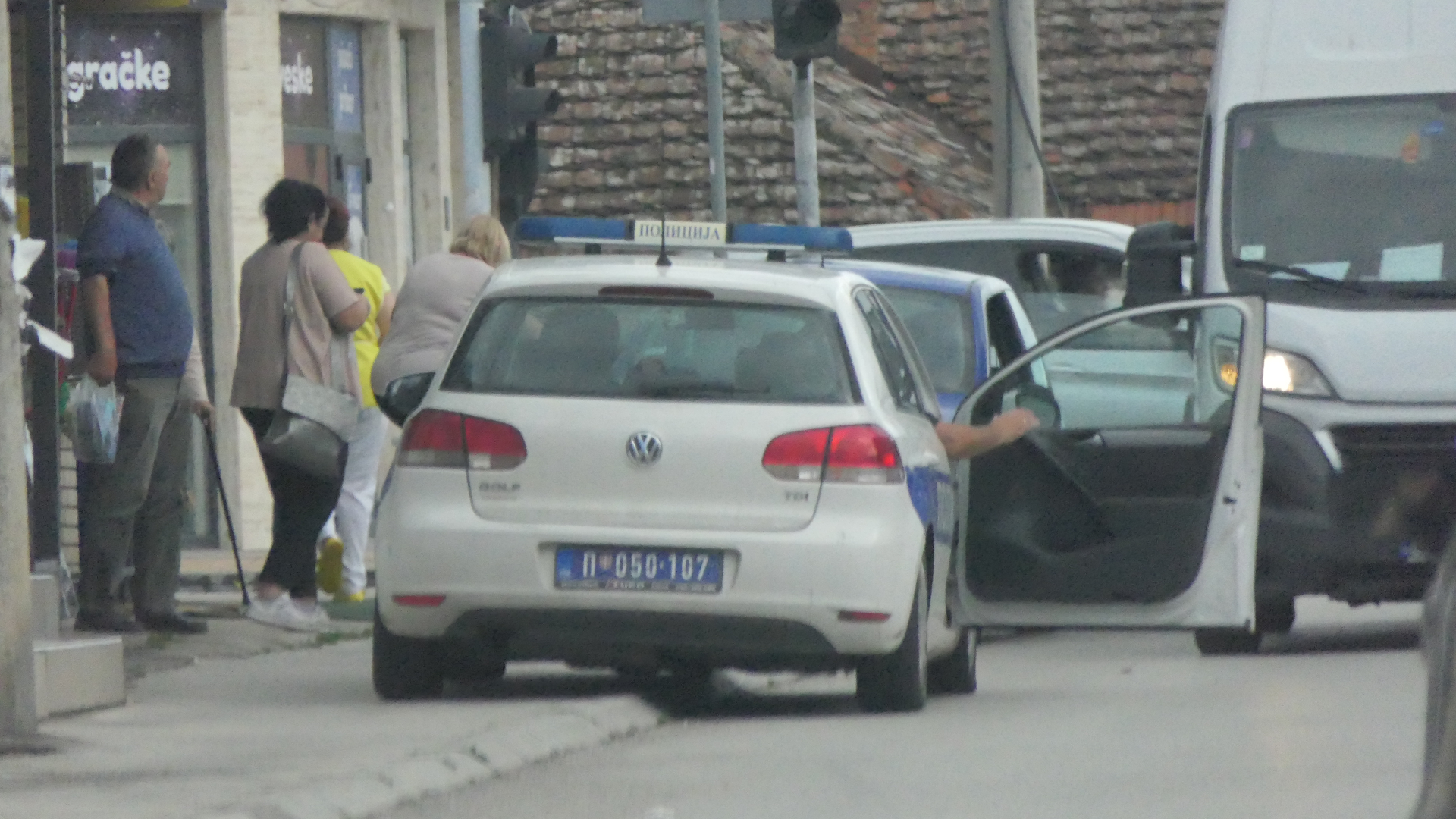 Telo muškarca pronađeno u automobilu u Čačku: Policija na licu mesta vrši uviđaj (FOTO)