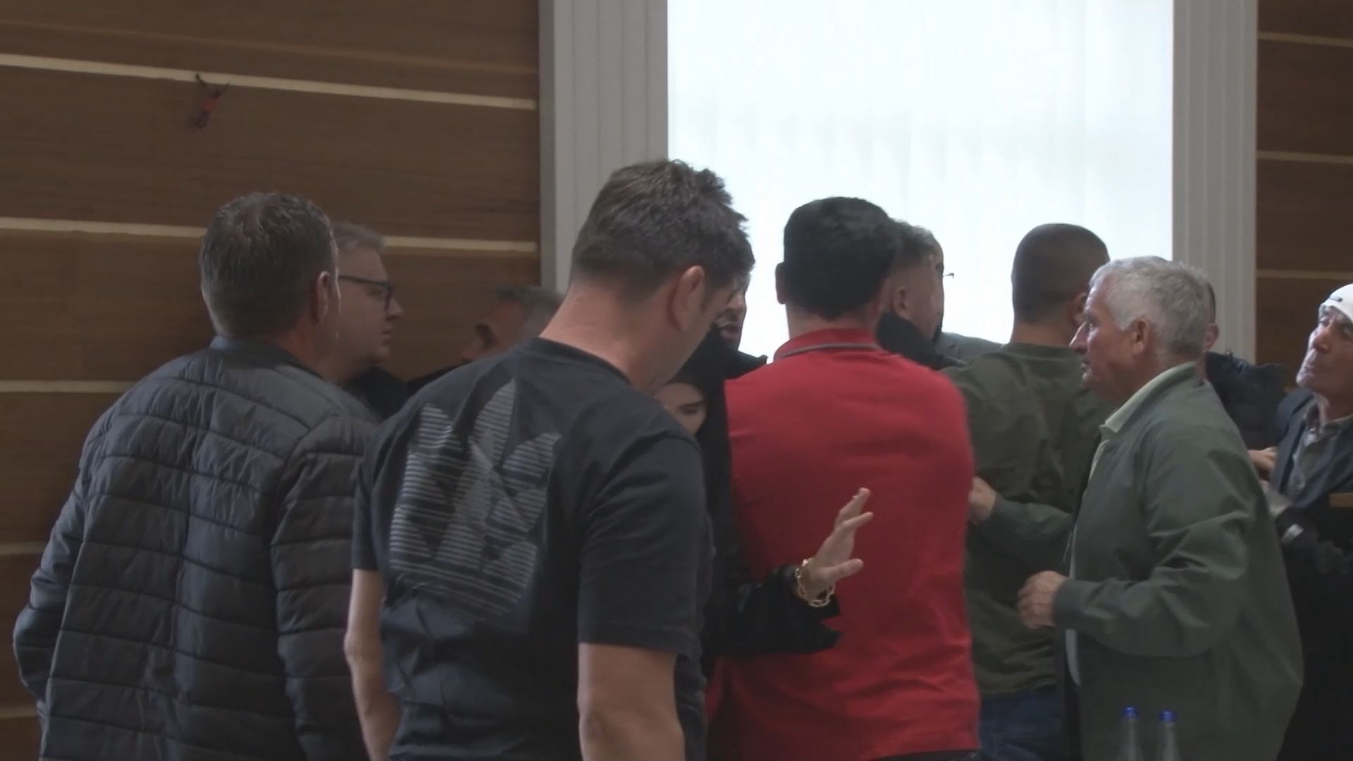 Vređanje, pljuvanje i prskanje vodom: Nezapamćen incident na sednici Skupštine opštine Sjenica, sukobili se Kamberović i Aljović (FOTO)(VIDEO)