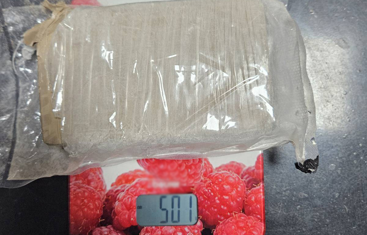 Pao sa jedan kilogram heroina zapakovanog u dva paketa: Policija mu pretresla automobil i pronašla sumnjivu materiju, odmah privede u stanicu
