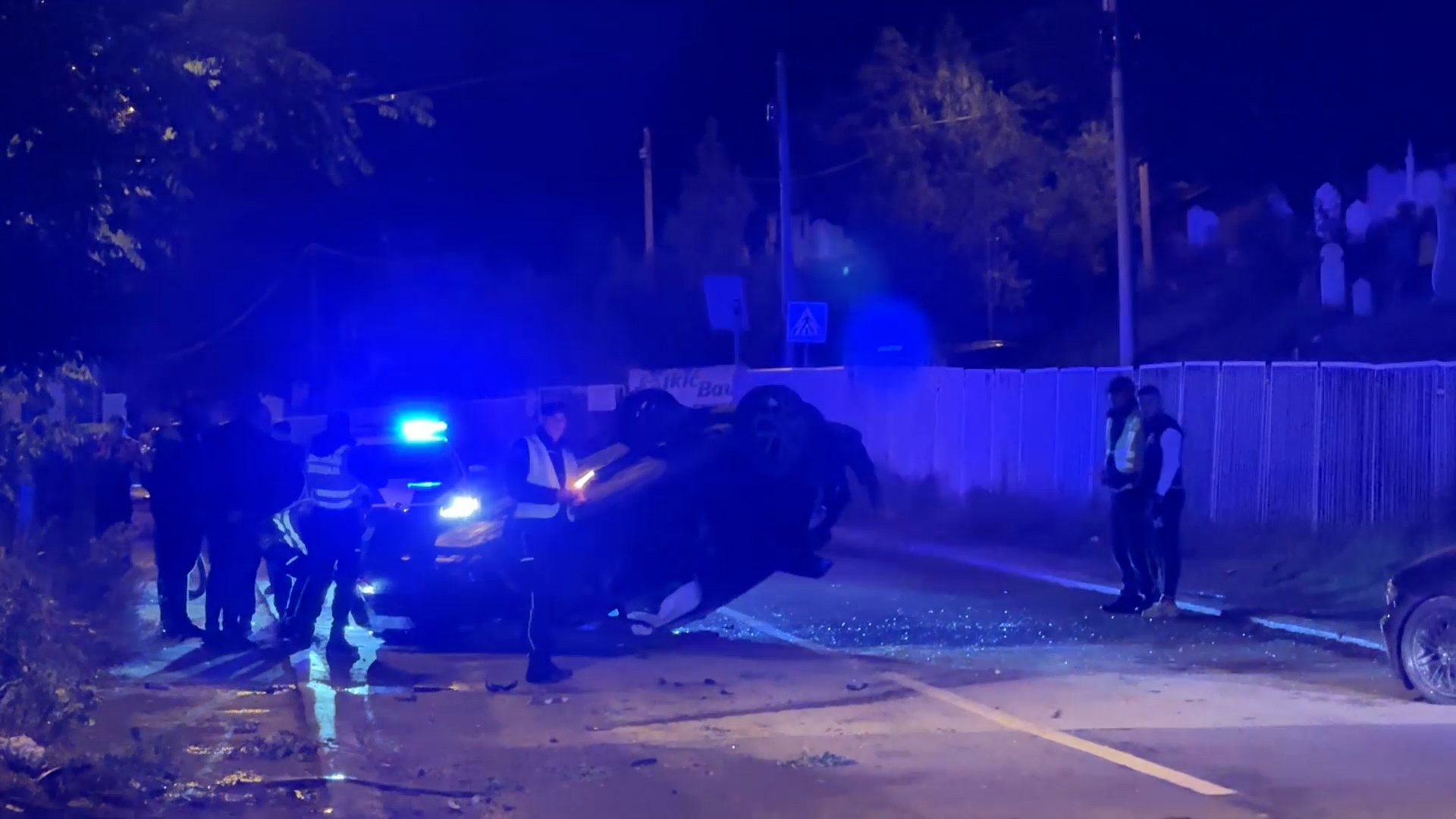 Silovit sudar dva vozila u Novom Pazaru: Jedan završio na krovu, drugi probio ogradu i zaustavio se na groblju (FOTO)(VIDEO)