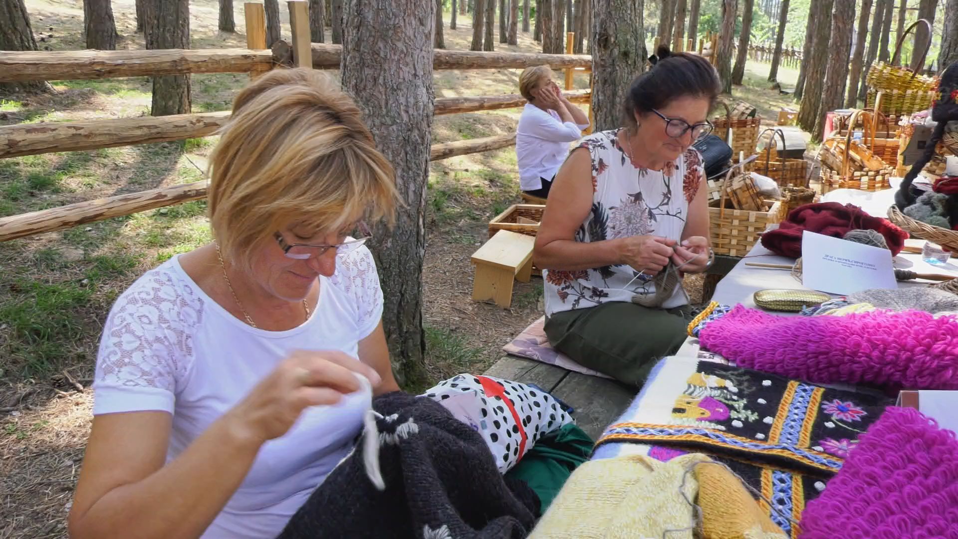 Kažu da ih bocka i kupuju stvari u buticima a ne znaju da je vuna najzdravija: Baka Draga decenijama igle ne ispušta iz ruku, ona je jedna od retkih preostalih pletilja po kojima je Zlatibor nadaleko čuven (FOTO)
