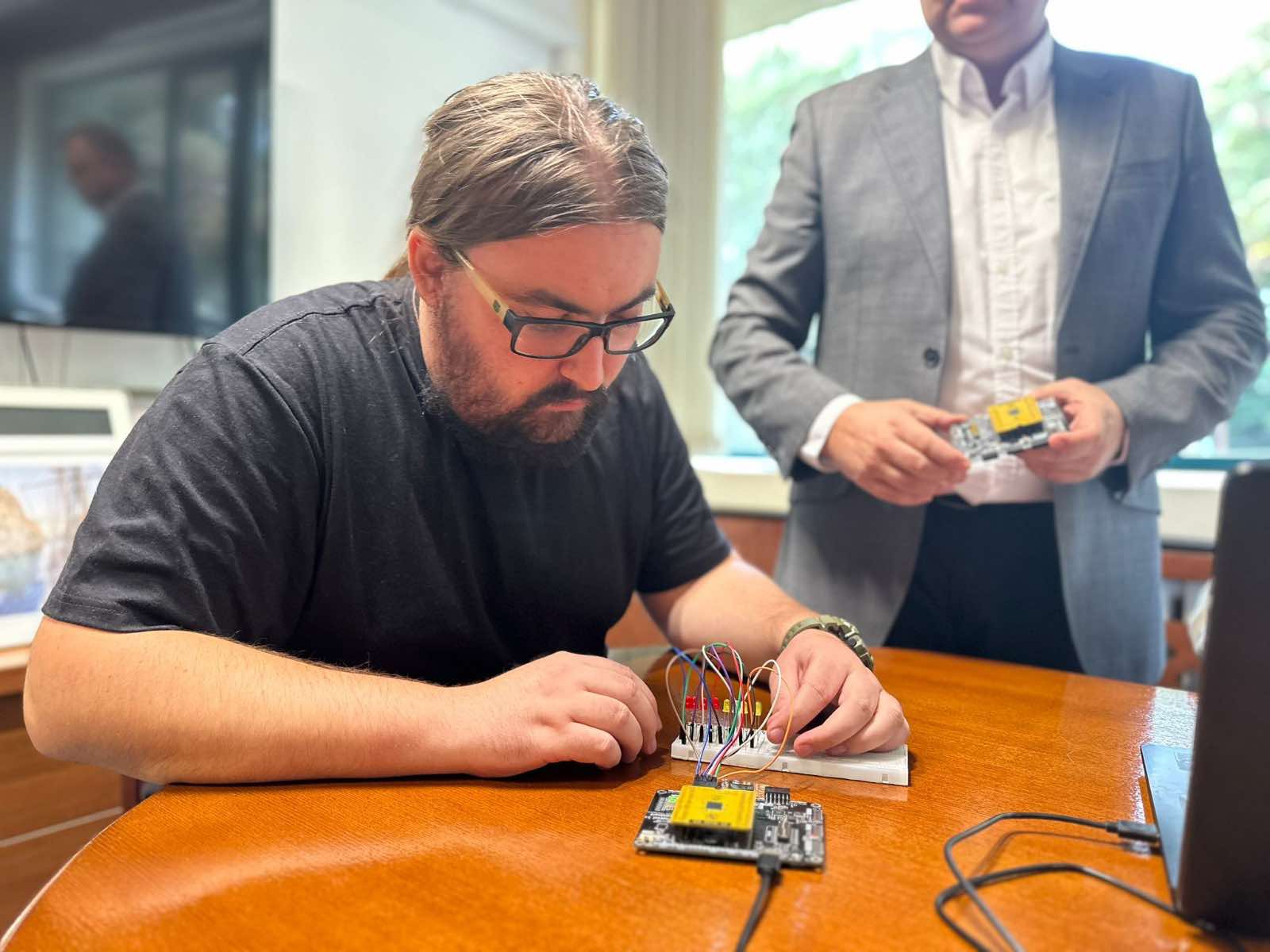 Inovatori iz Čačka ruše sve granice, ovaj izum je svetu preko potreban: Prvi funkcionalni čip za predviđanje intenziteta svetlosti projektovan na Fakultetu tehničkih nauka (FOTO)