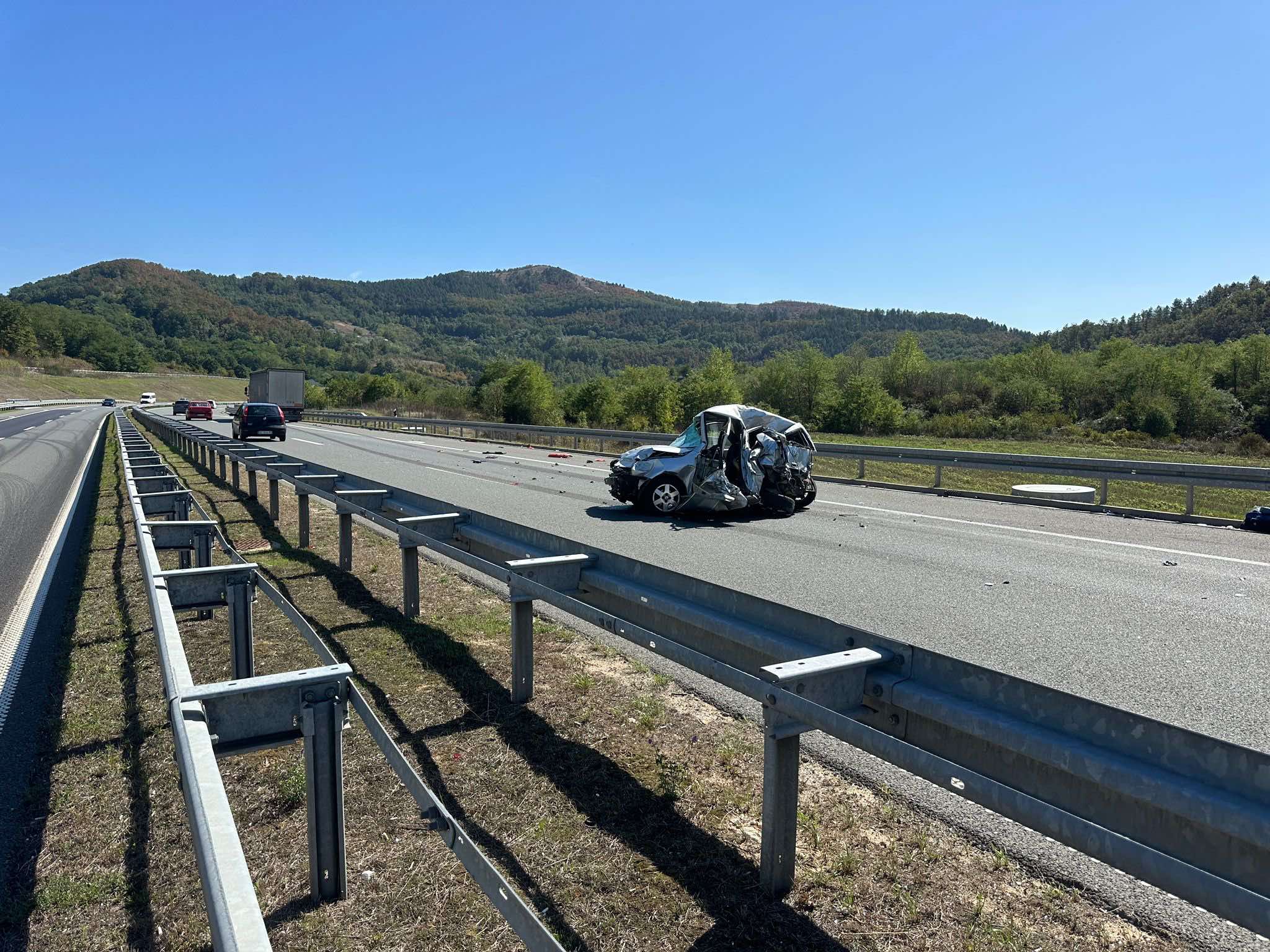 Prve slike sa lica mesta - sreća pa nema poginulih, auto je zgužvano kao papir: Jedna žena povređena u nezgodi na auto-putu, dok traje uviđaj saobraćaj se odvija samo jednom trakom (FOTO)