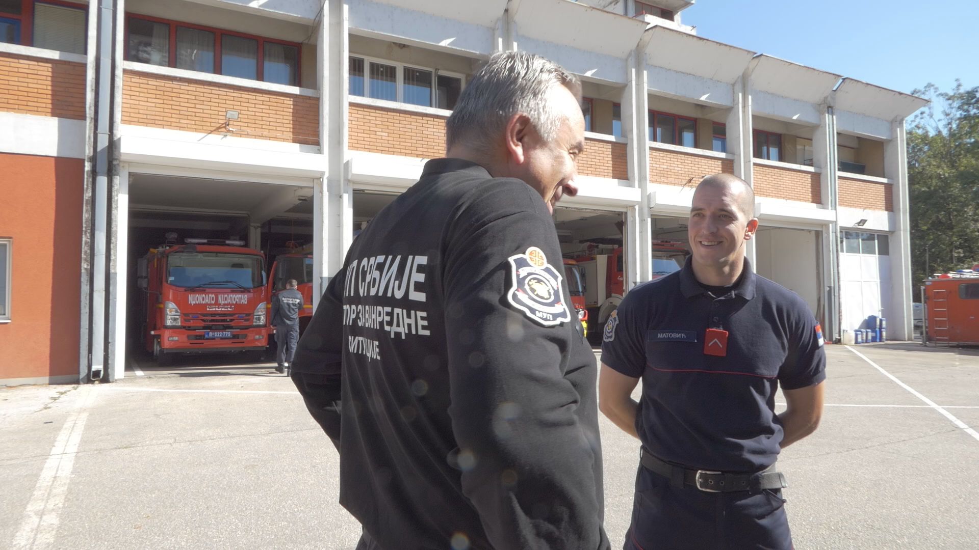 Naoružanog čoveka koji im je pretio izvlačio iz plamena kako bi ga spasio: Nikola iz Čačka je pravi heroj, mladi vatrogasac-spasilac nagrađen Zlatnom plaketom za hrabrost i humanost (FOTO)(VIDEO) 