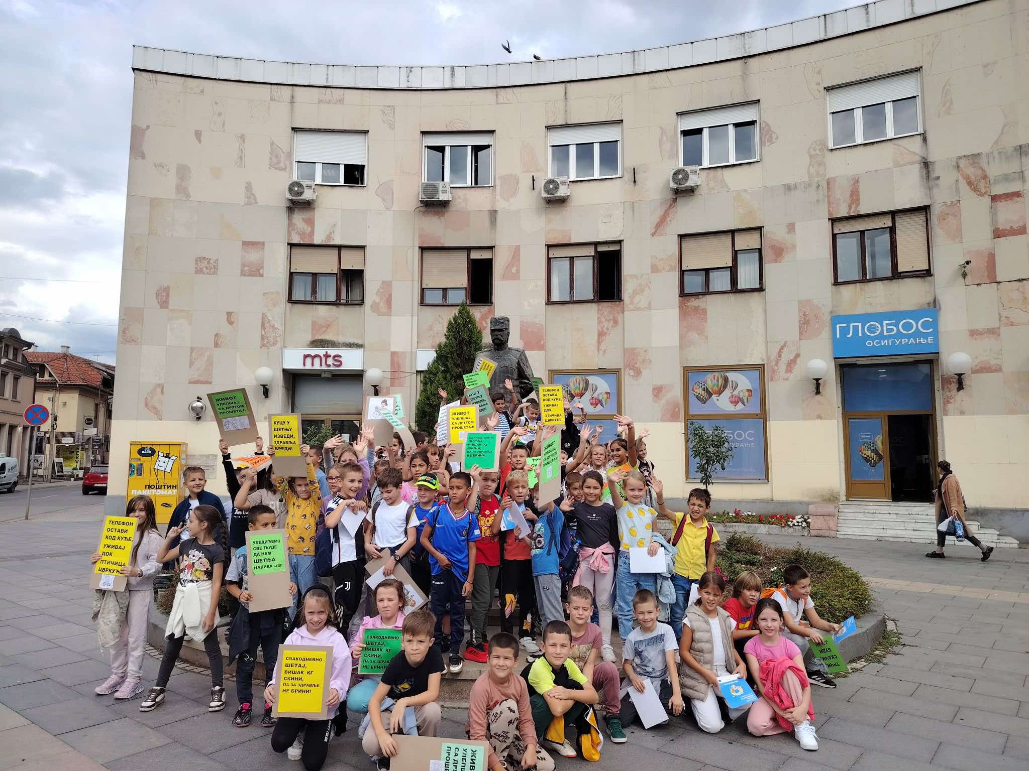 Prelepa slika poslata iz Čačka: Mališani osnovci šetnjom kroz grad obeležili Evropsku nedelju mobilnosti, imali su veoma važne ekološke poruke (FOTO) 