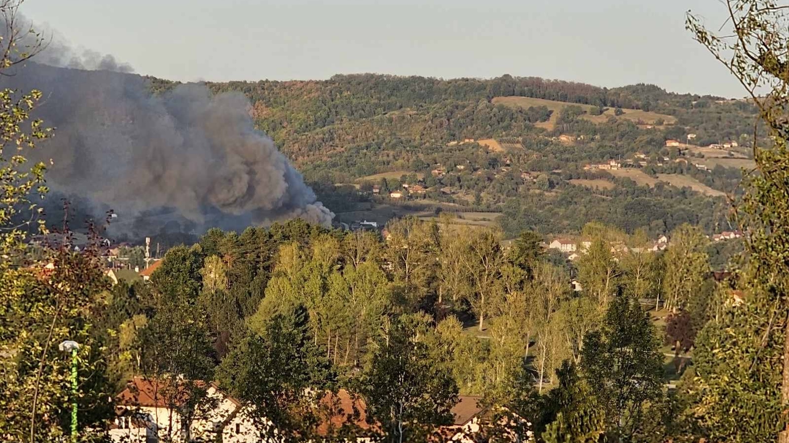 Ogroman crn dim prekrio je čitav kraj: Veliki požar izbio na vrtiću u naselju Nevade kod Gornjeg Milanovca, vatrogasci na terenu (FOTO)