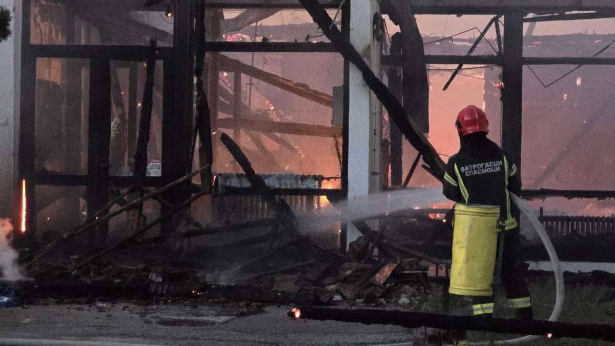 Vatra progutala čitav objekat od 930 kvadrata, deca i zaposleni izašli na vreme: Dramatične slike požara koji je izbio u vrtiću, vatrogasci uspeli da savladaju plamen (FOTO)