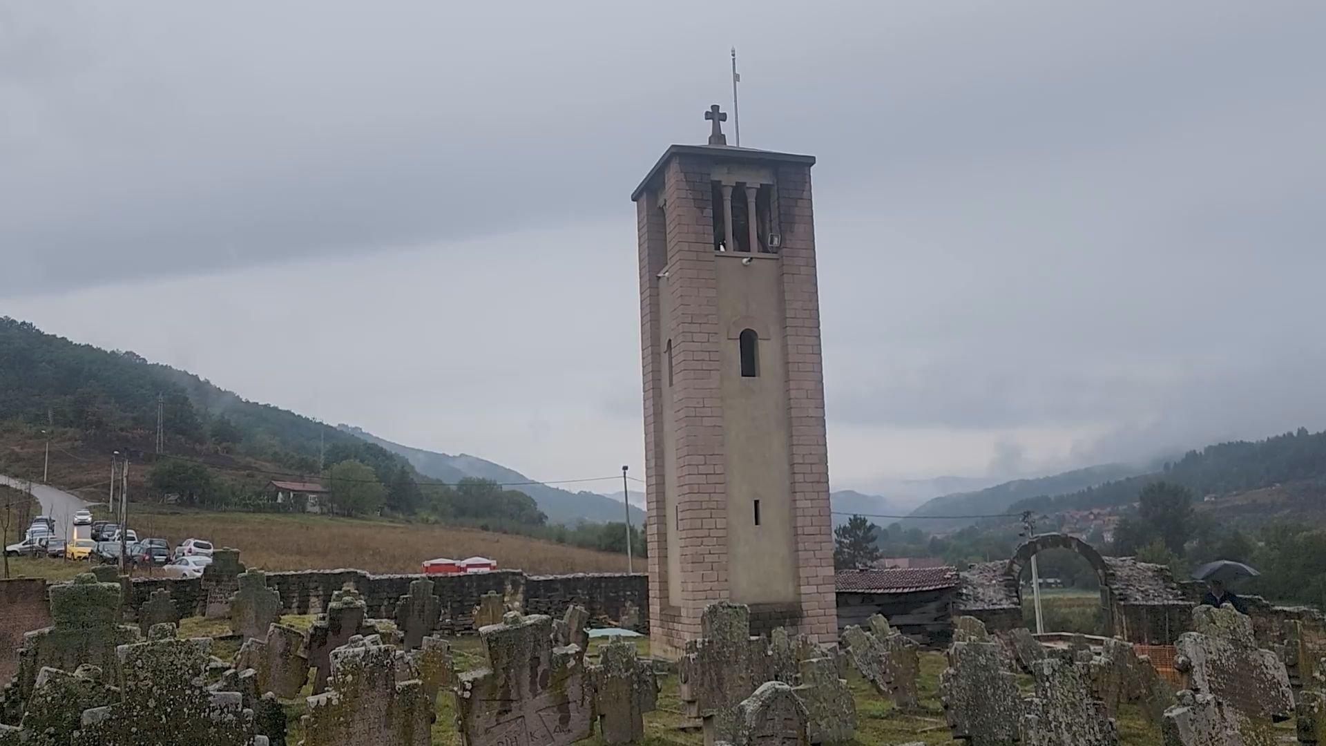 Novi Pazar ne pamti tužniju povorku: Sahranjen Danijel sa svoje troje dece na groblju kod Petrove crkve, zastave na pola koplja u ovom gradu ali i u opštini Raška (FOTO)(VIDEO)