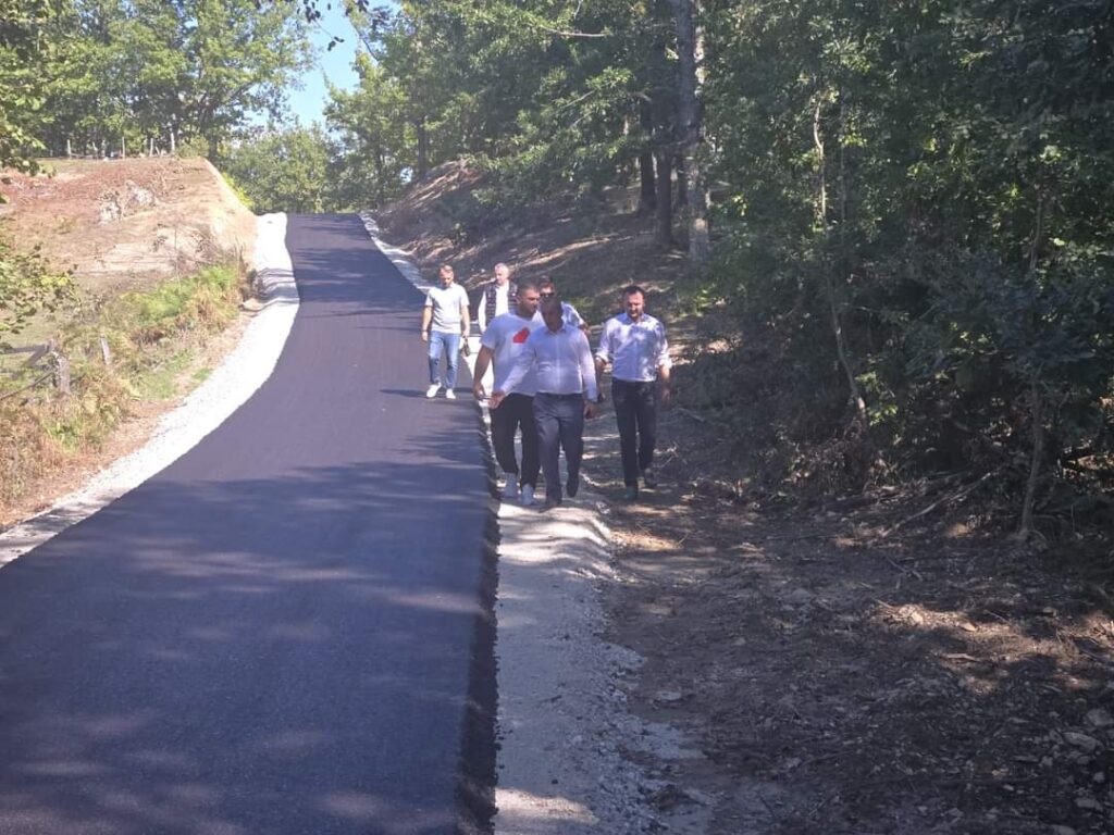 Novi asfalt stiže u Haluge kod Brodareva / foto: Opština Prijepolje