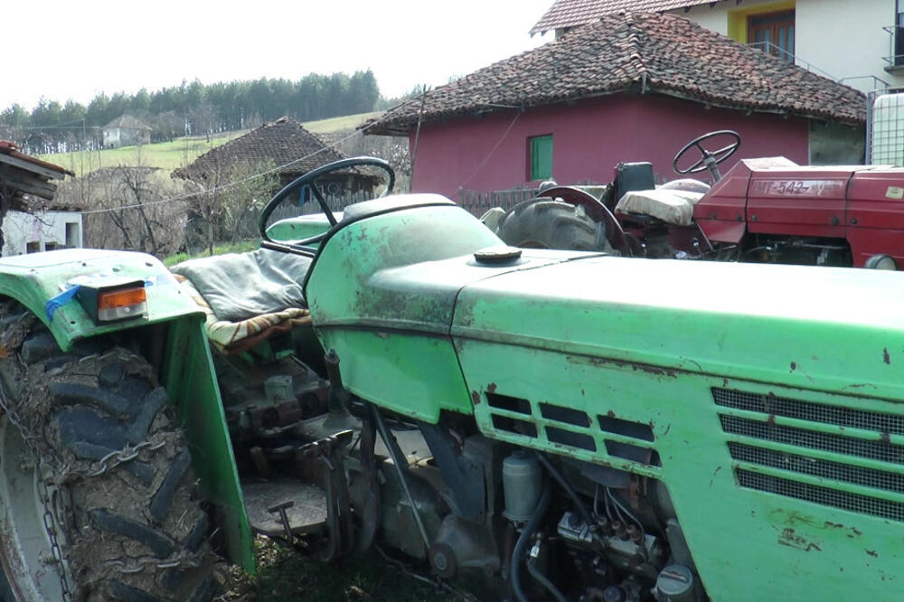 Tragedija kod Ljiga: Muškarac poginuo prilikom prevrtanja traktora, sleteo sa starog makadamskog puta