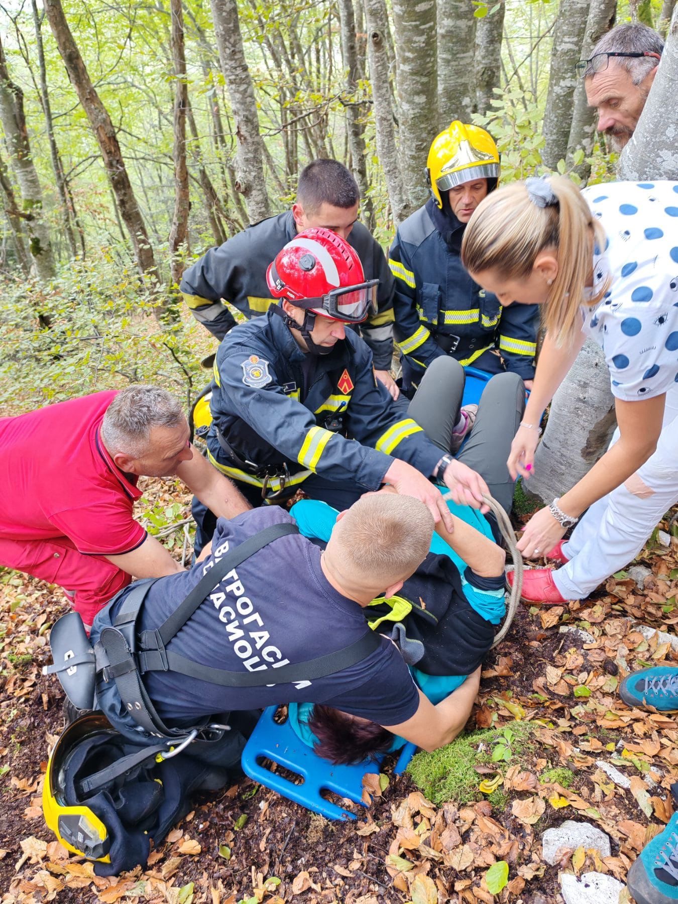 Dramatične slike spasavanja mađarskih državljana na planini Mučanj: Izgubili se na nepristupačnom terenu, žena zadobila povredu leđa i otežano diše (FOTO)