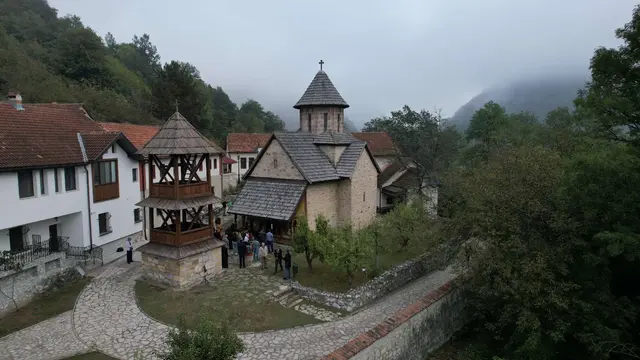 Biće postavljena izložba krstova drvorezbarske kolonije: Sutra na veliki praznik Krstovdan počinju „Dani Patrijarha Pavla“ u Čačku 