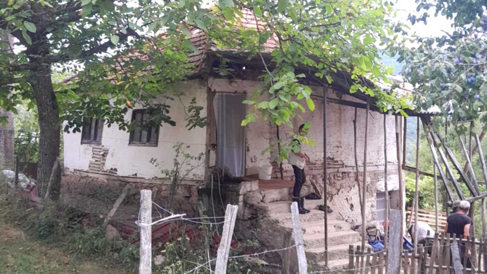 Bez vode i kupatila, trošna kućica preti da se sruši svakog trenutka: Bolesni Ismet i njegova porodica žive u užasnim uslovima u zabačenom selu kod Priboja, svaka pomoć je dobrodošla (FOTO)