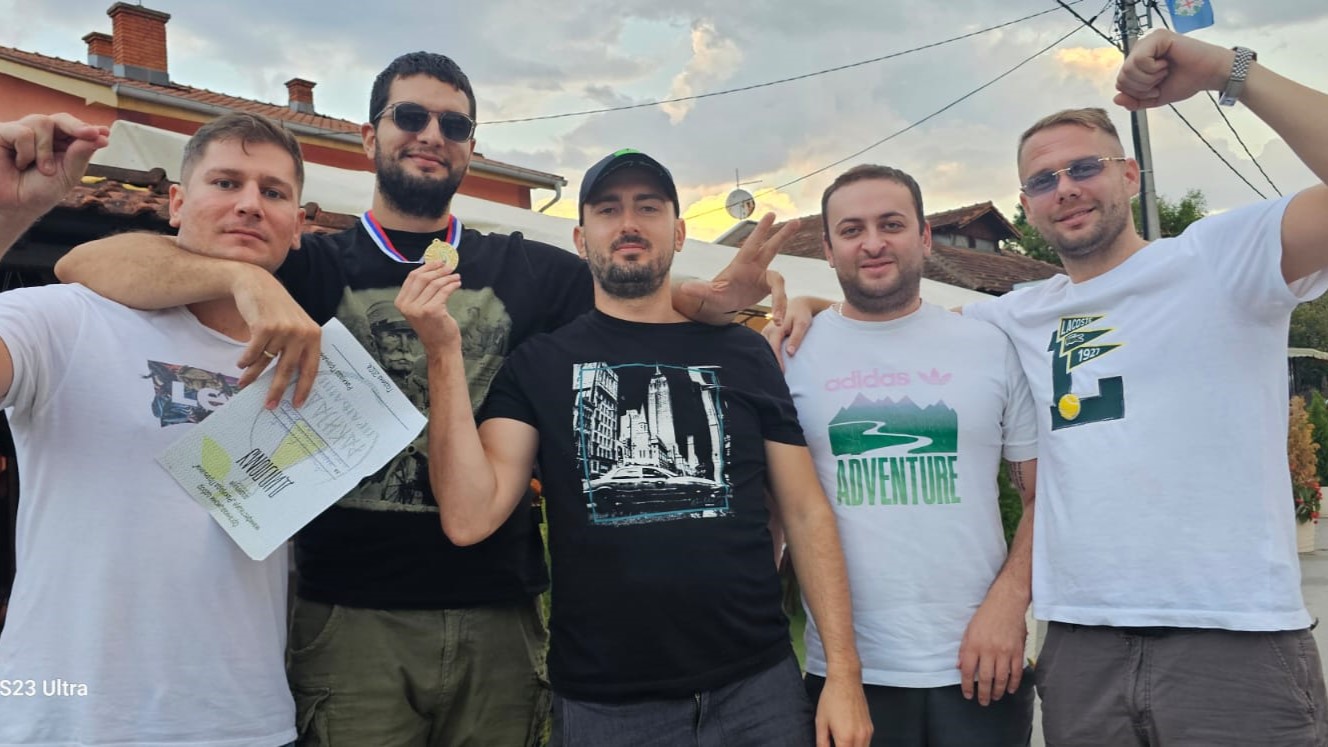 Beograđani za minut ipo "stukli" litar rakije: Ovi mladići iz prestonice oduvali su ljutu konkurenciju na čuvenoj Rakijadi u Pranjanima, uprkos jakom pritisku - ostali na nogama (FOTO)