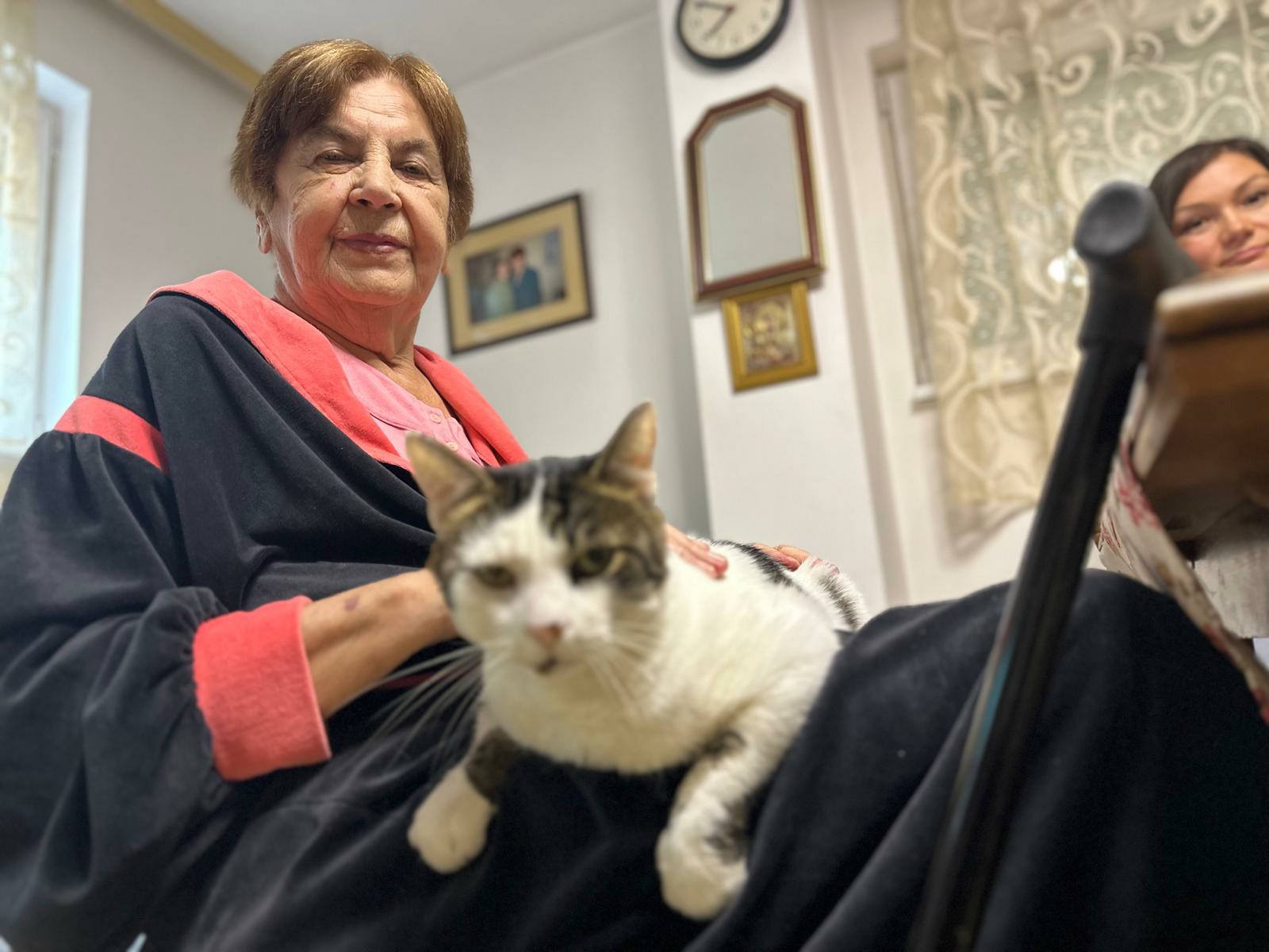Unese mi radost u kuću, brine o meni: Nikolina iz Čačka je geronto domaćica, svaki radni dan ona obilazi baku Zorku i brine o njoj ali i o drugim starim licima (FOTO)