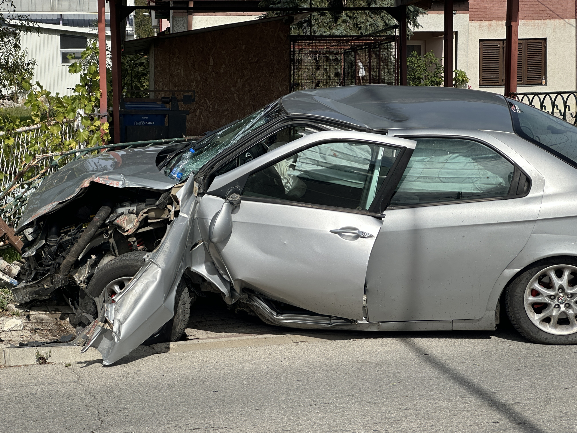Sleteo sa puta i udario u ogradu: Teška nezgoda na čačanskom bulevaru, vozač automobila prebačen u bolnicu (FOTO)