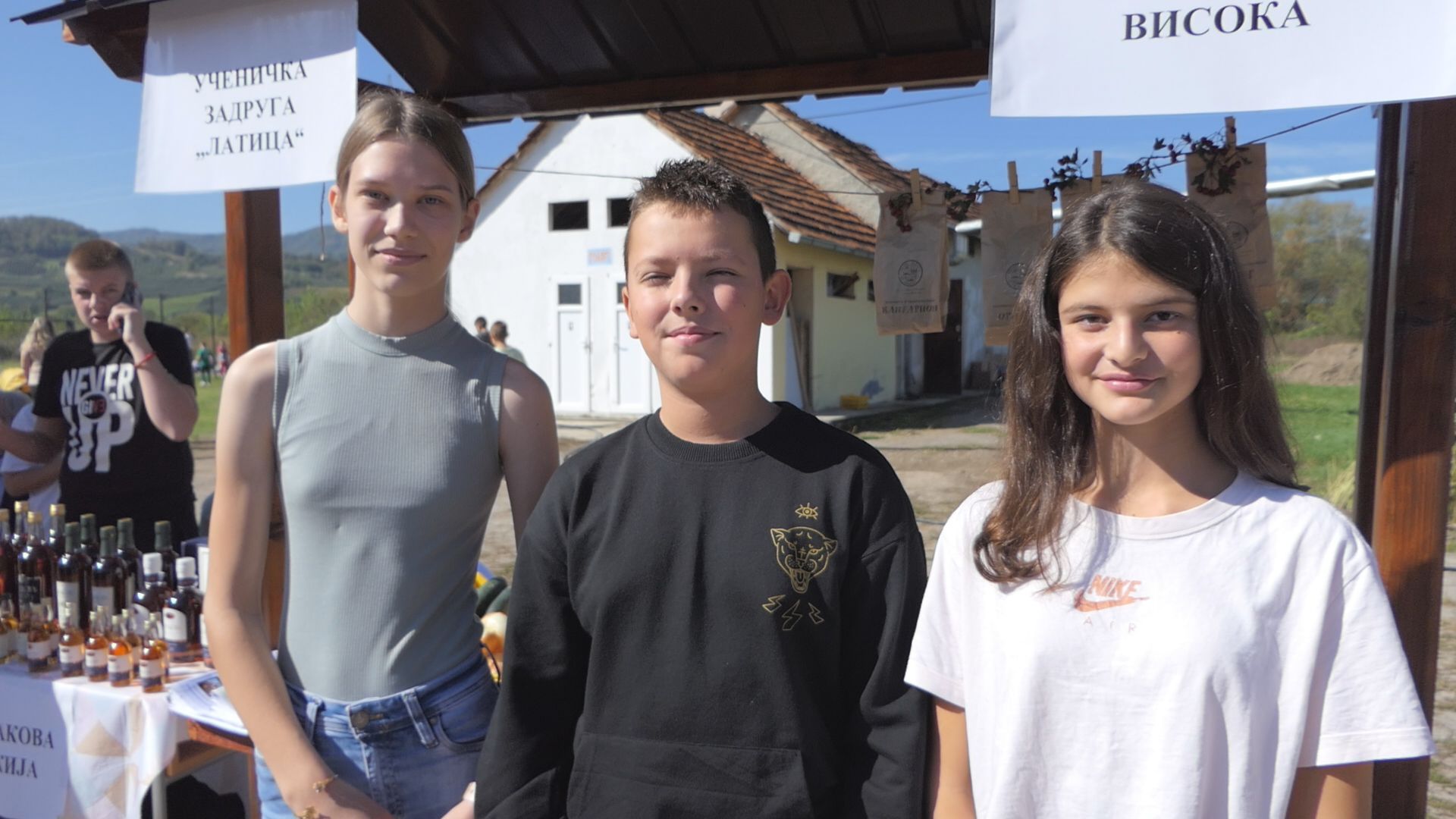 Beremo šipurak od škole do kuće pa posle pravimo džem: Teodora je još devojčica ali želi da ostane u svom selu, članica je jedinstvene učeničke zadruge u kojoj se rade svi poslovi  (FOTO)