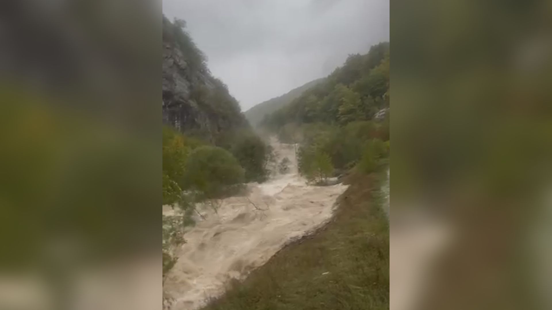 Zarobljeni meštani i turisti na severu Crne Gore: Podivljala reka Komarnica napravila haos - odneti su mostovi i putevi, stanovnici nemaju ni struje  ni vode (FOTO)