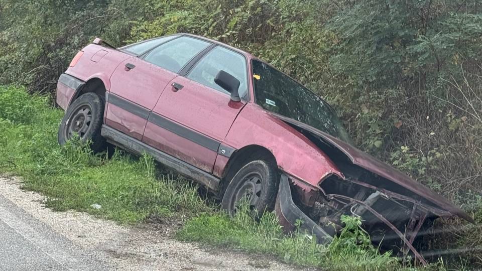 Izgubio kontrolu nad volanom pa završio u kanalu: Saobraćajna nezgoda na starom putu Čačak - Kraljevo, oštećen "audi" stoji okolo nema nikoga (FOTO)