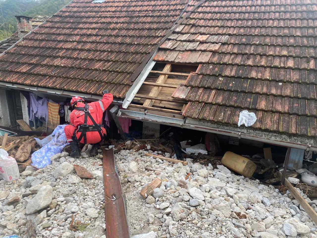 Tragaju za nestalima, sa alpinističkom opremom proveravaju nepristupačne terene: Ovo su srpski spasioci heroji koji su poslati u Jablanicu (FOTO)