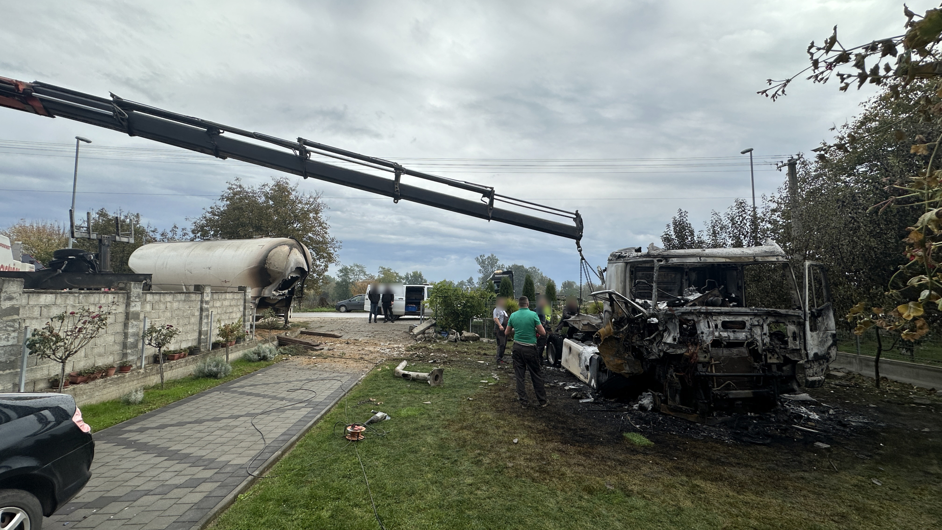 Haos kod Čačka: Cisterna se zapalila i uletela ljudima u dvorište, za dlaku izbegnuta prava tragedija (FOTO)(VIDEO)