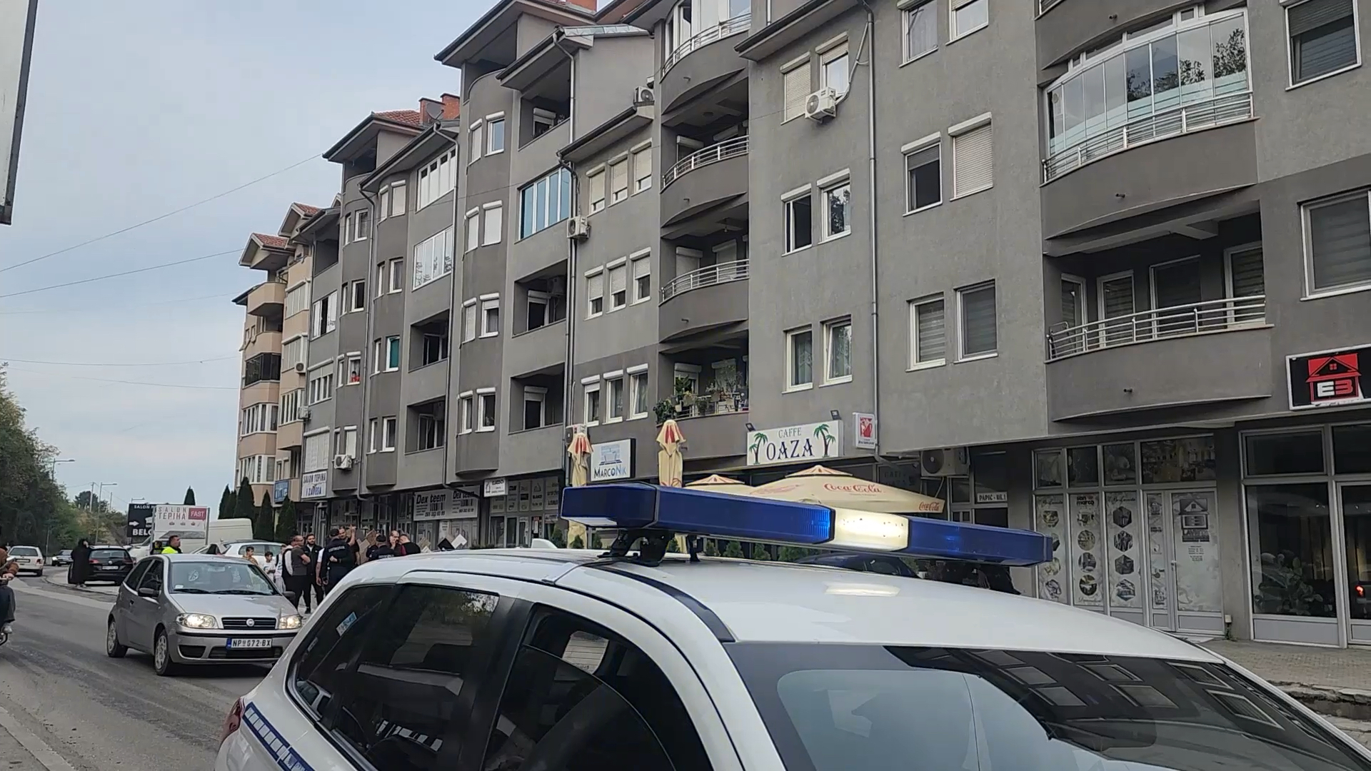 Dvogodišnje dete palo sa trećeg sprata zgrade u centru Novog Pazara: Vozilom Hitne pomoći prebačeno u bolnicu, lekari se bore za njegov život (FOTO)(VIDEO)