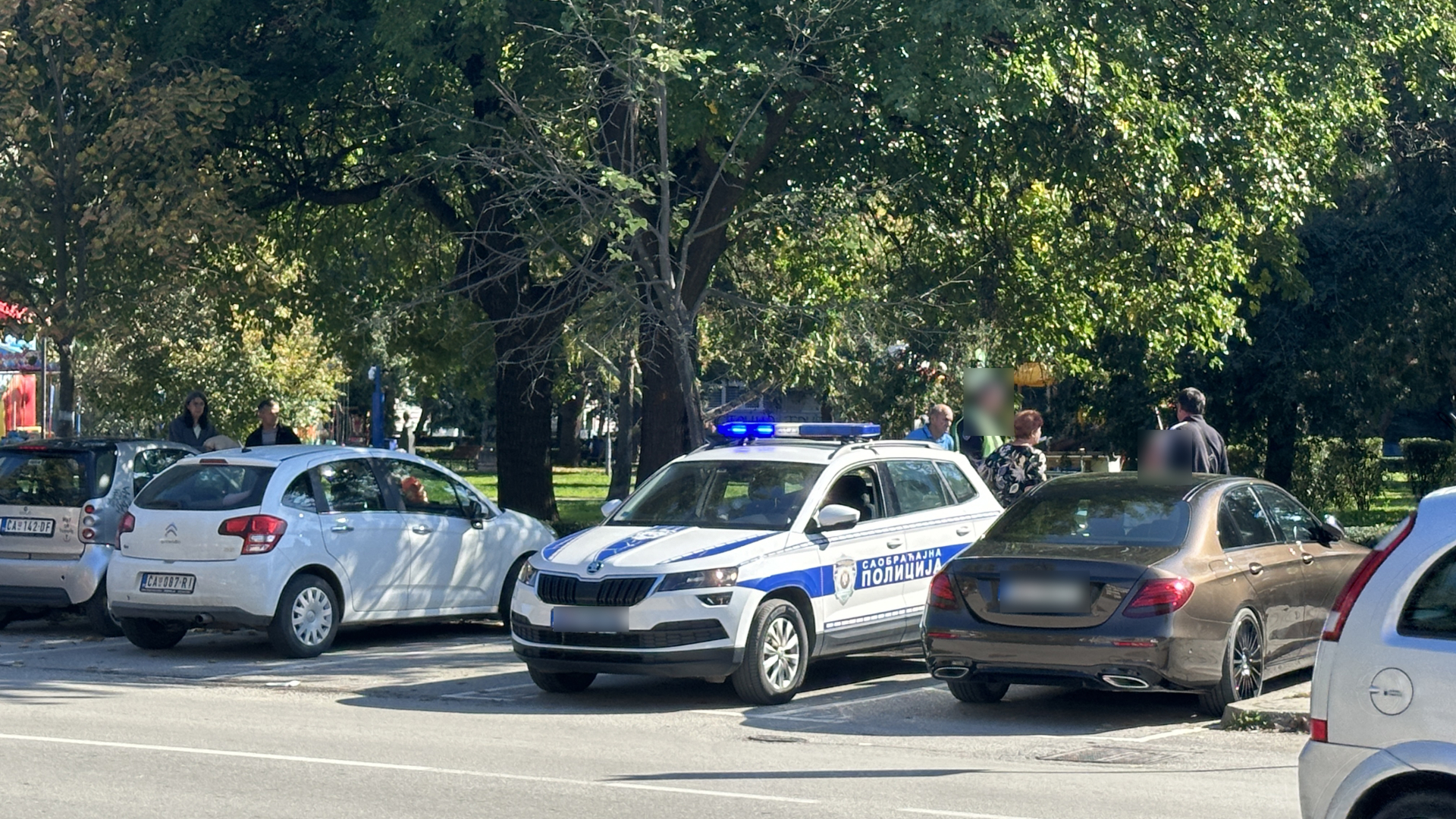 Udaren pešak u centru Čačka: Lakše povređen muškarac, policija stigla na lice mesta (FOTO)