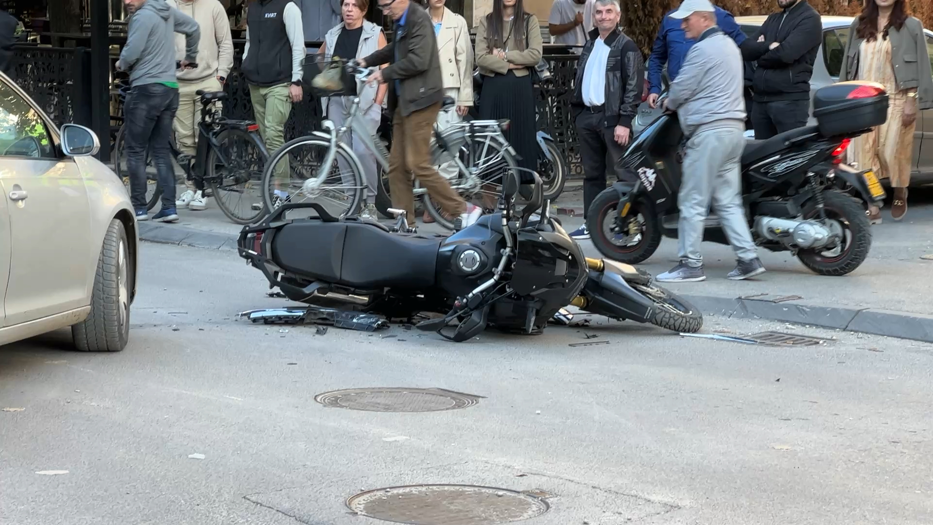 Sudar motora i automobila u centru Novog Pazara: Od siline udara dvotočkaš pao na zemlju, nema teže povređenih lica (FOTO)(VIDEO)