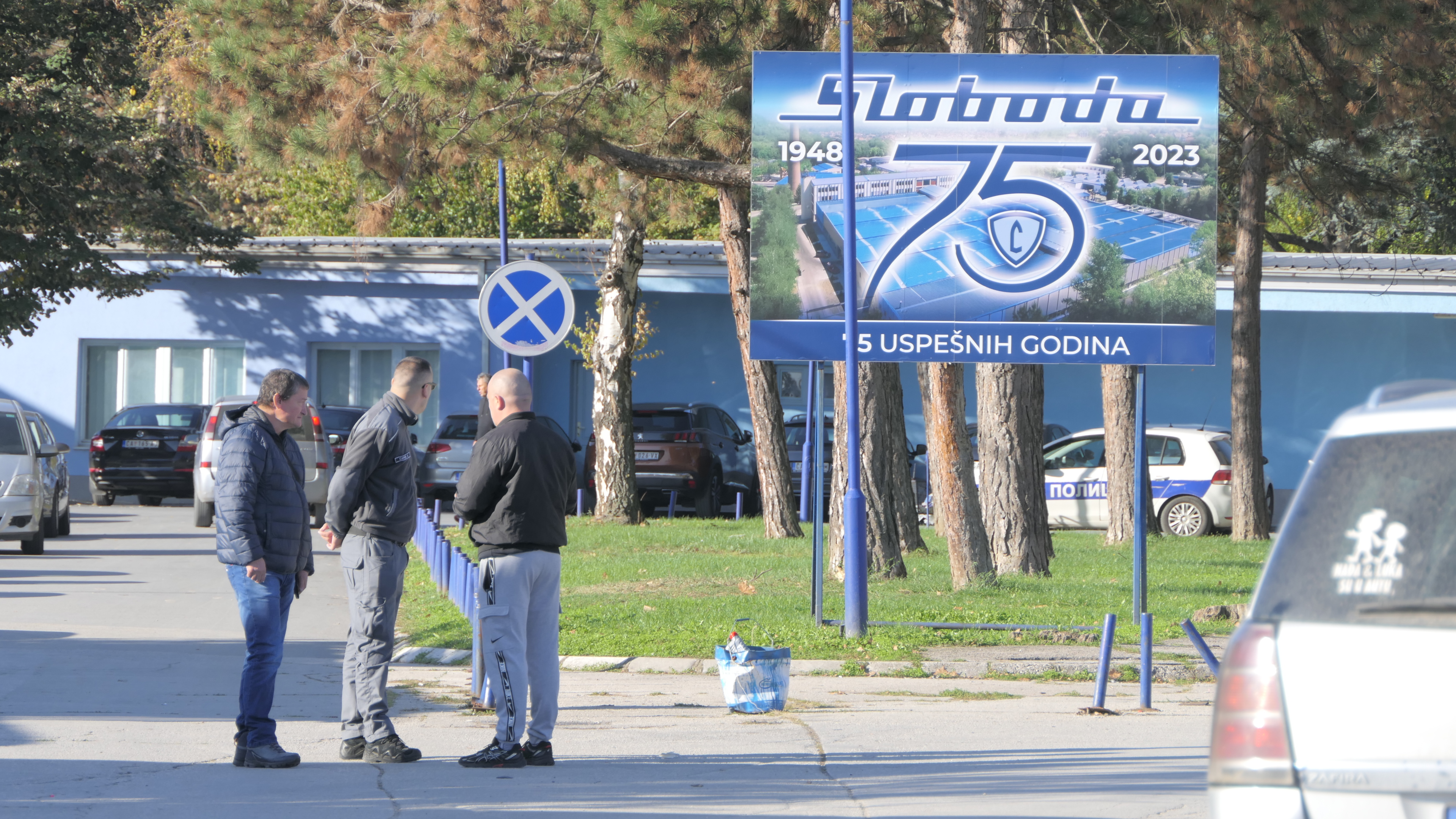 Opekotine lica i vrata, povreda ruke - smešten u jedinicu intenzivnog lečenja: Poznato stanje muškarca (36) povređenog u eksploziji u vojnoj fabrici Sloboda, meštani čuli jaku detonaciju (FOTO) 