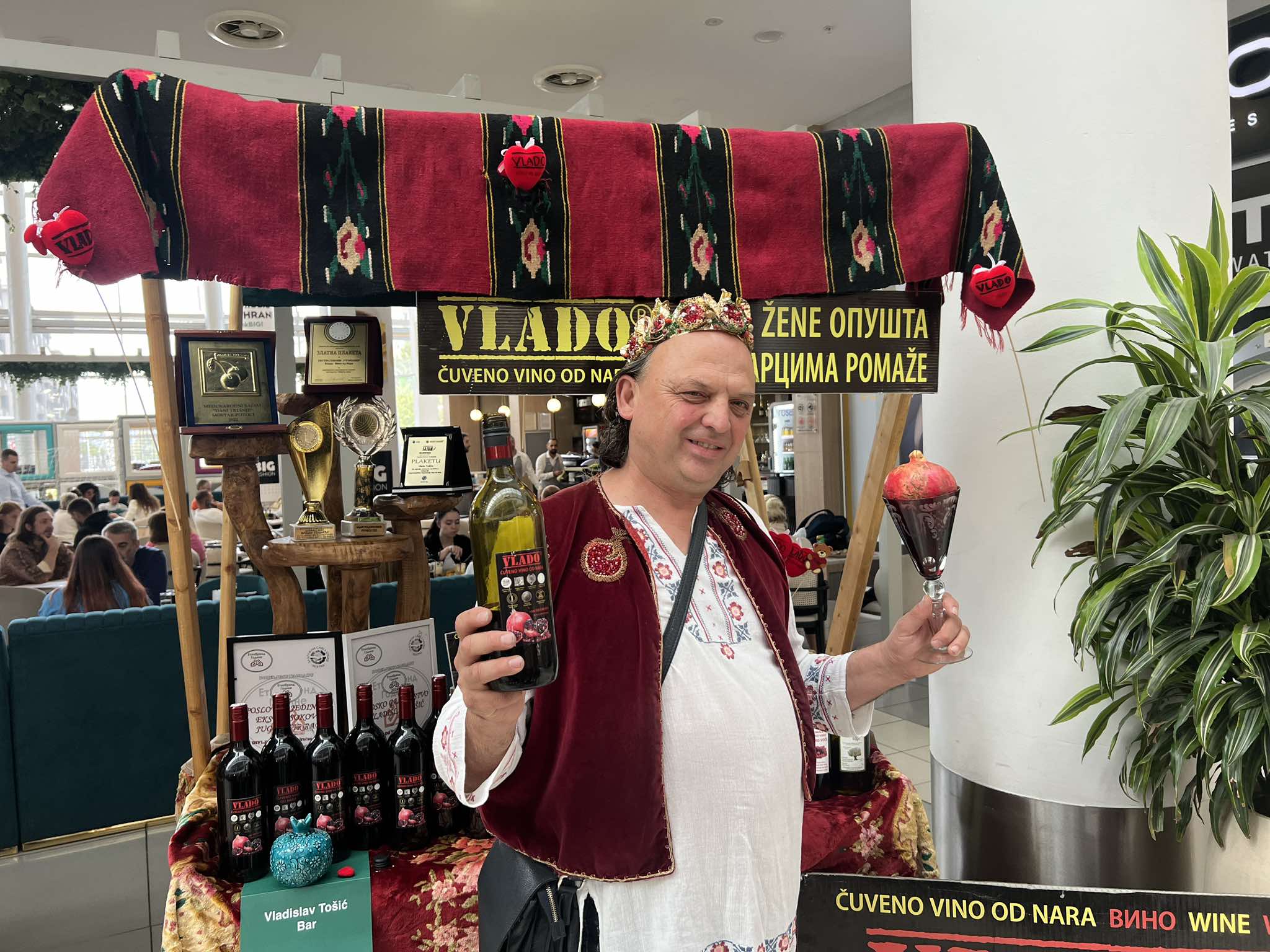 Vlado uspeo da napravi vino od nara / foto: RINA