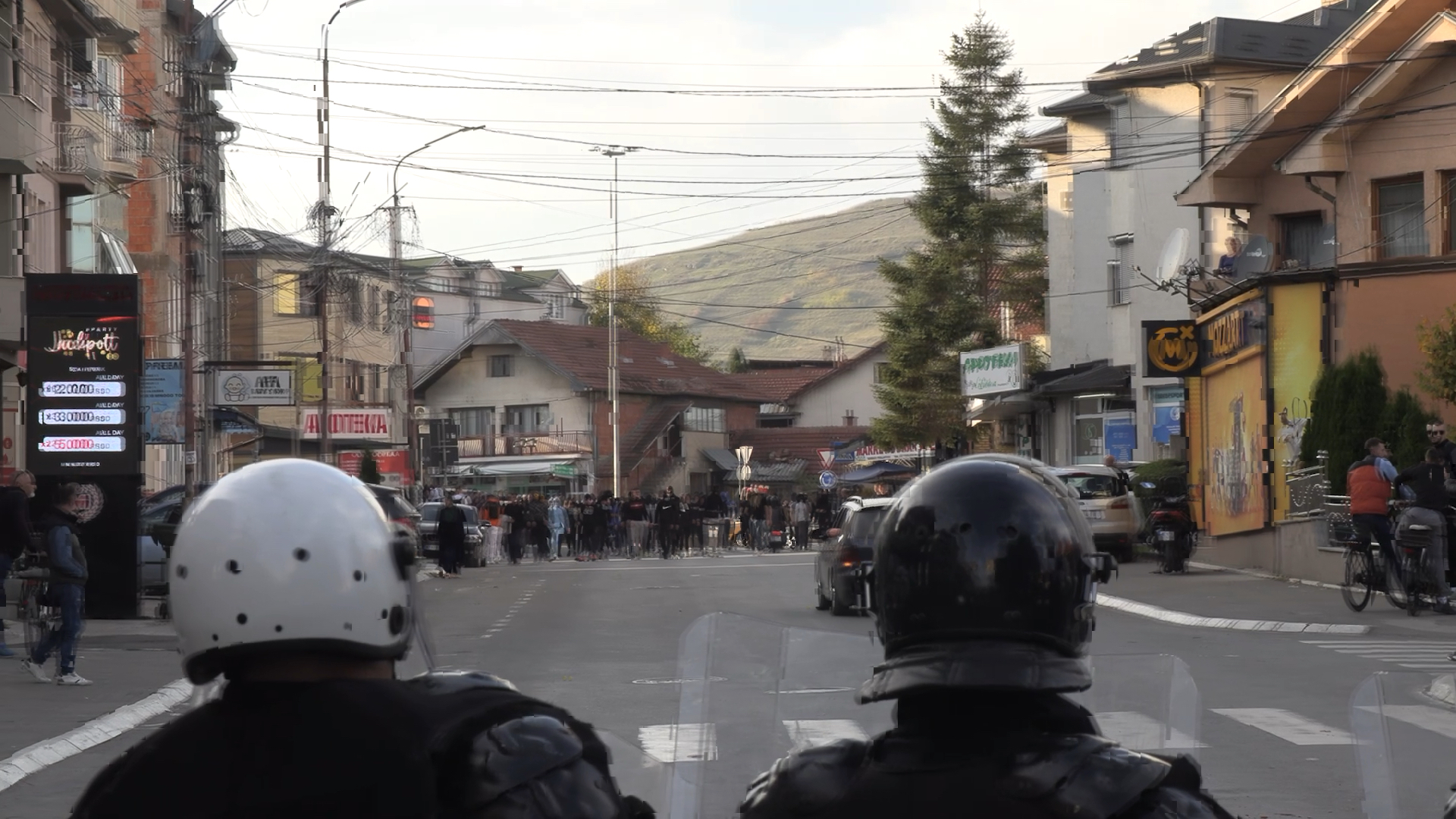 Haos na ulicama Novog Pazara, navijači se sukobili sa policijom sa ulice na stadion bacali petarde: Povređeno pet pripadnika MUP-a (FOTO)(VIDEO)