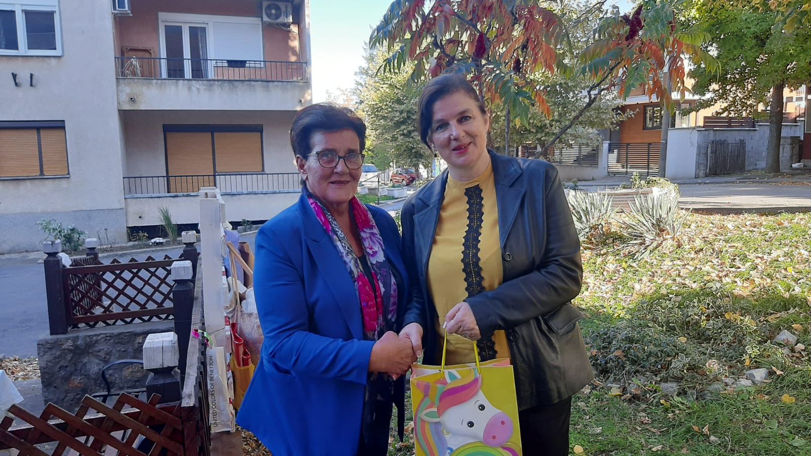 Humanost na delu ispred jedne zgrade u Topoli / foto: RINA