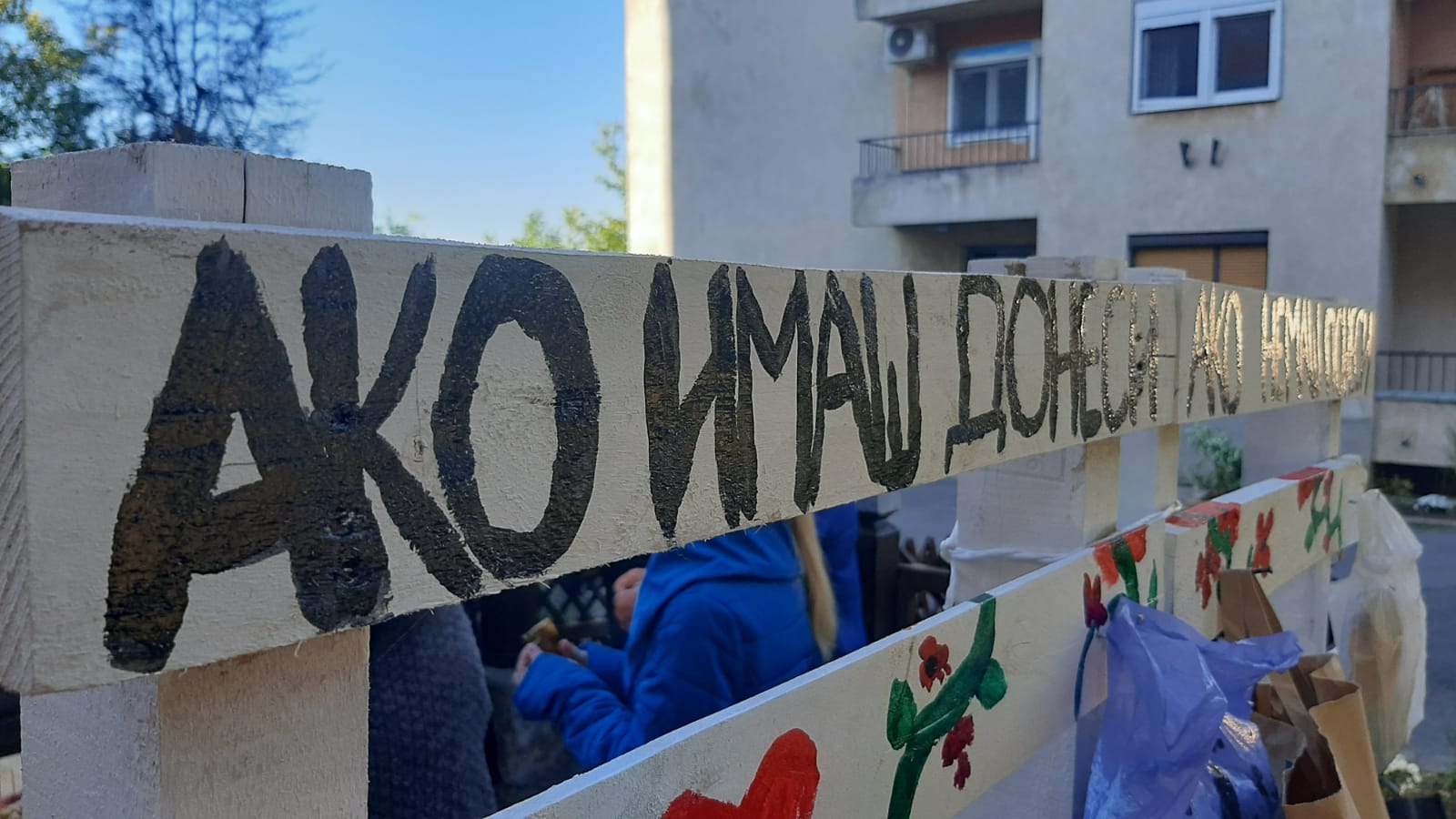 Humanost na delu ispred jedne zgrade u Topoli / foto: RINA